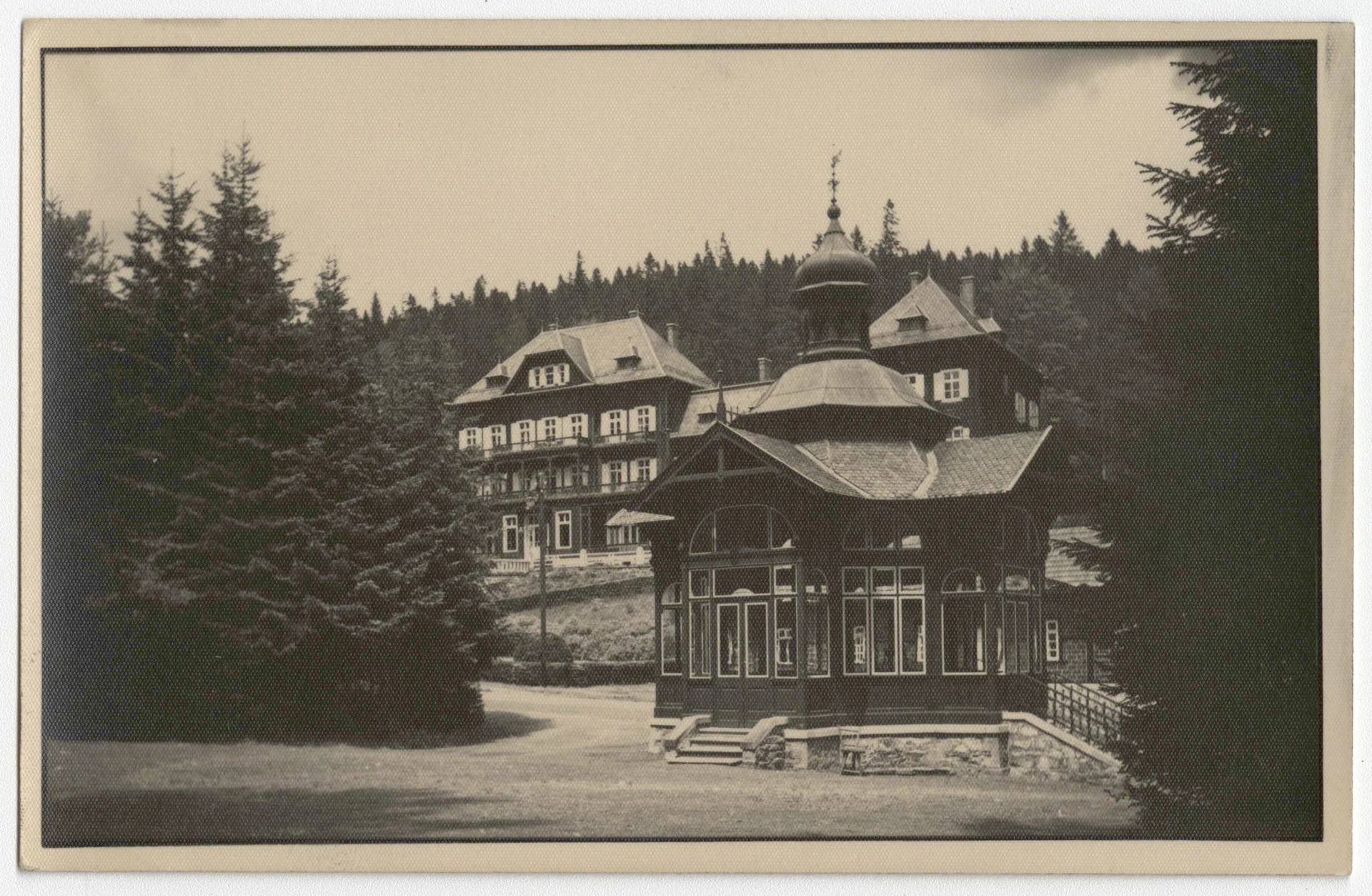 Náhledový obrázek předmětu Pitný pavilon v Karlově Studánce (čb. pohlednice)