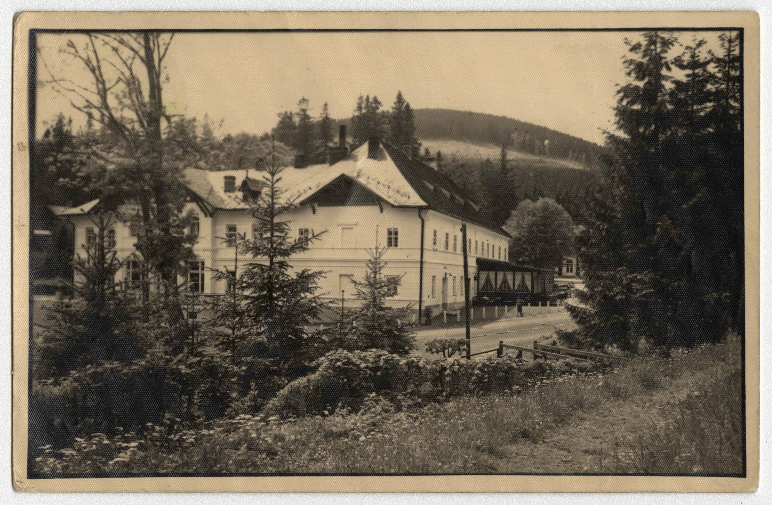 Náhledový obrázek Lázeňský dům Bezruč v Karlově Studánce (čb. pohlednice) - 1