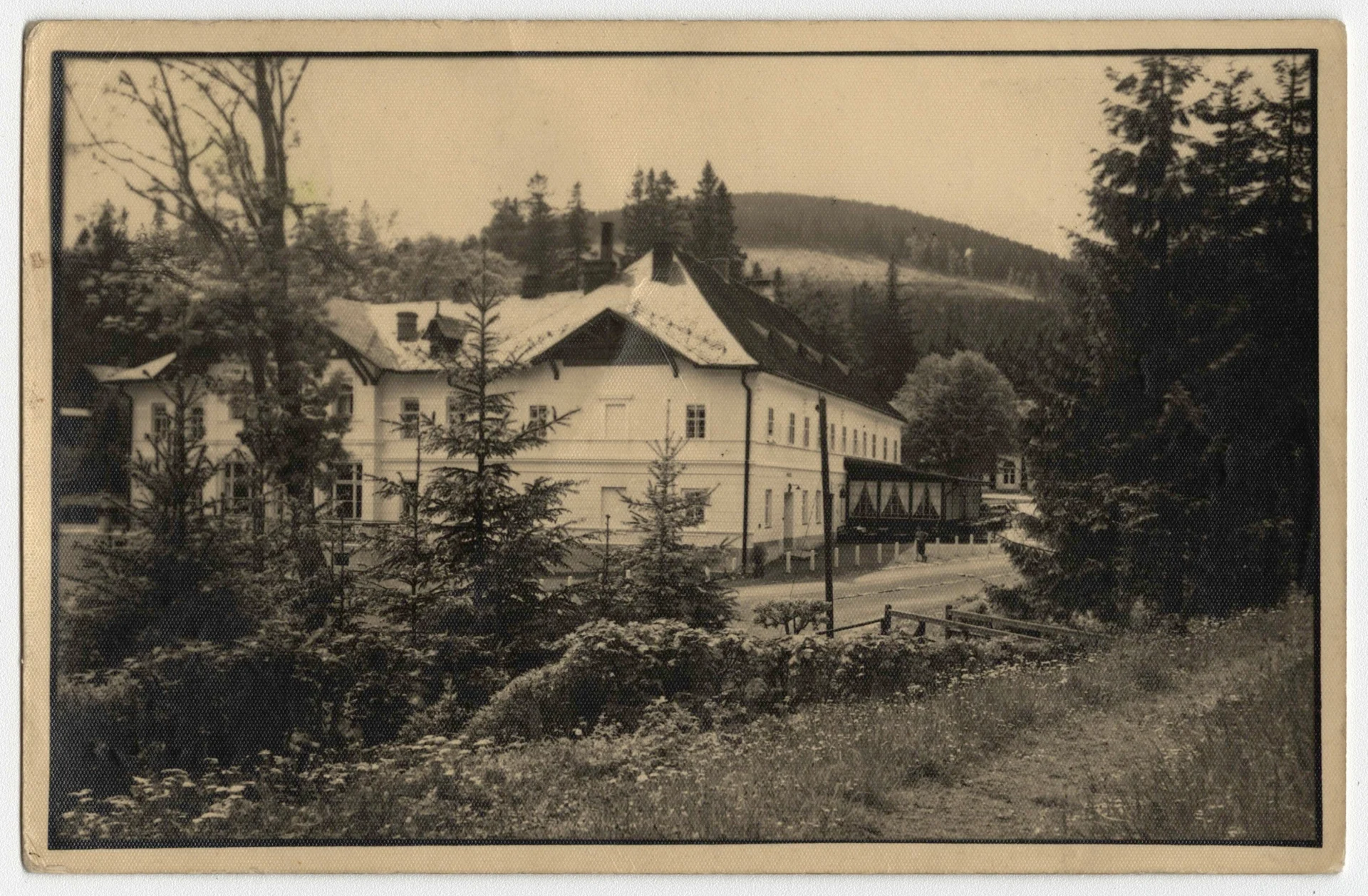 Náhledový obrázek předmětu Lázeňský dům Bezruč v Karlově Studánce (čb. pohlednice)