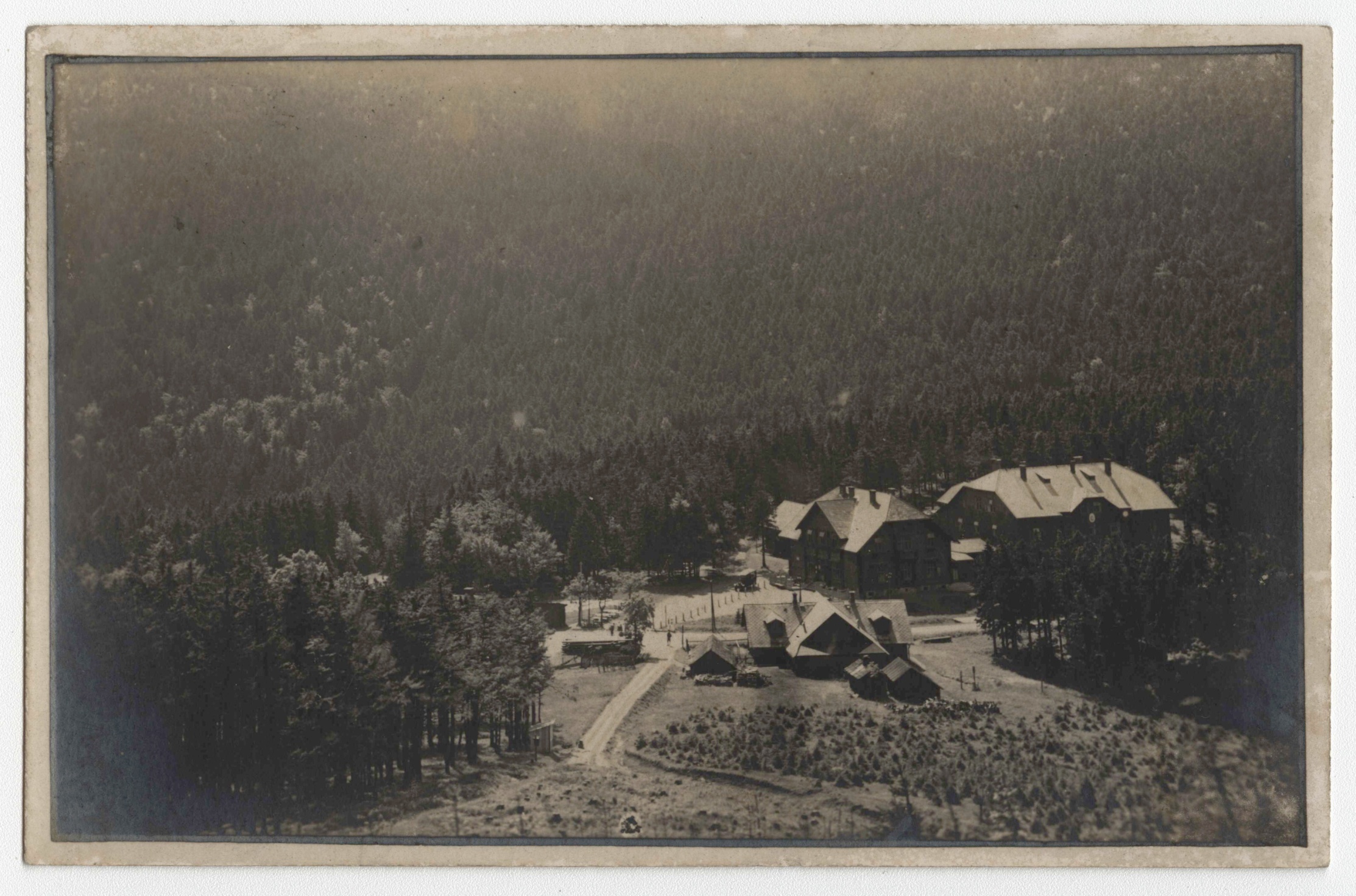 Náhledový obrázek Chata na Červenohorském sedle (čb. pohlednice) - 1