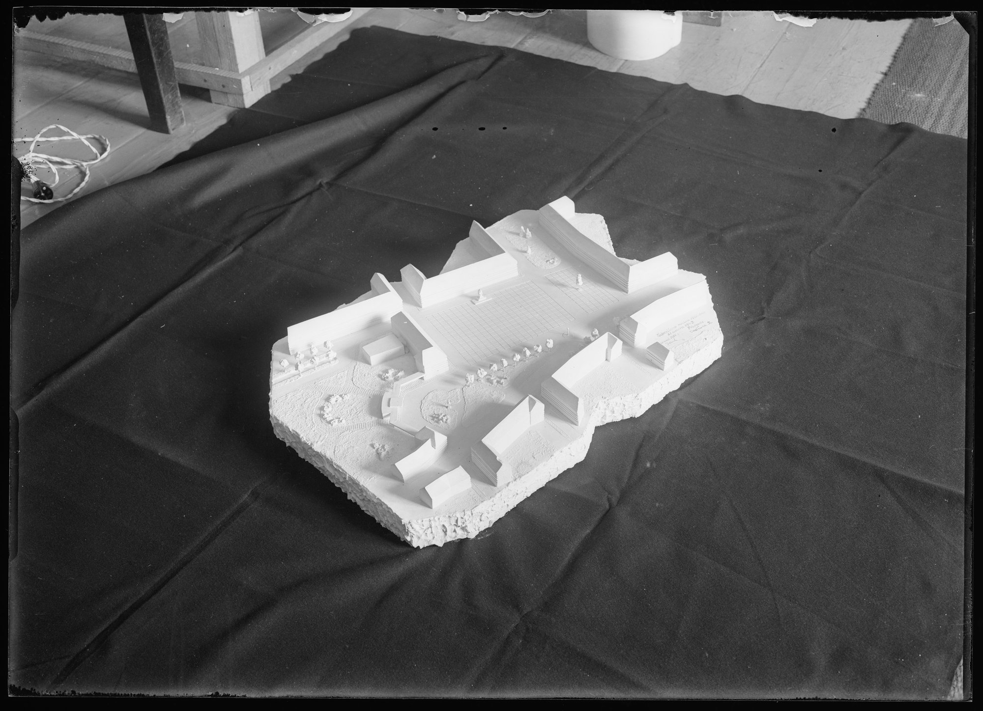 Náhledový obrázek Sádrový model náměstí v Suchém Vrbném - 1