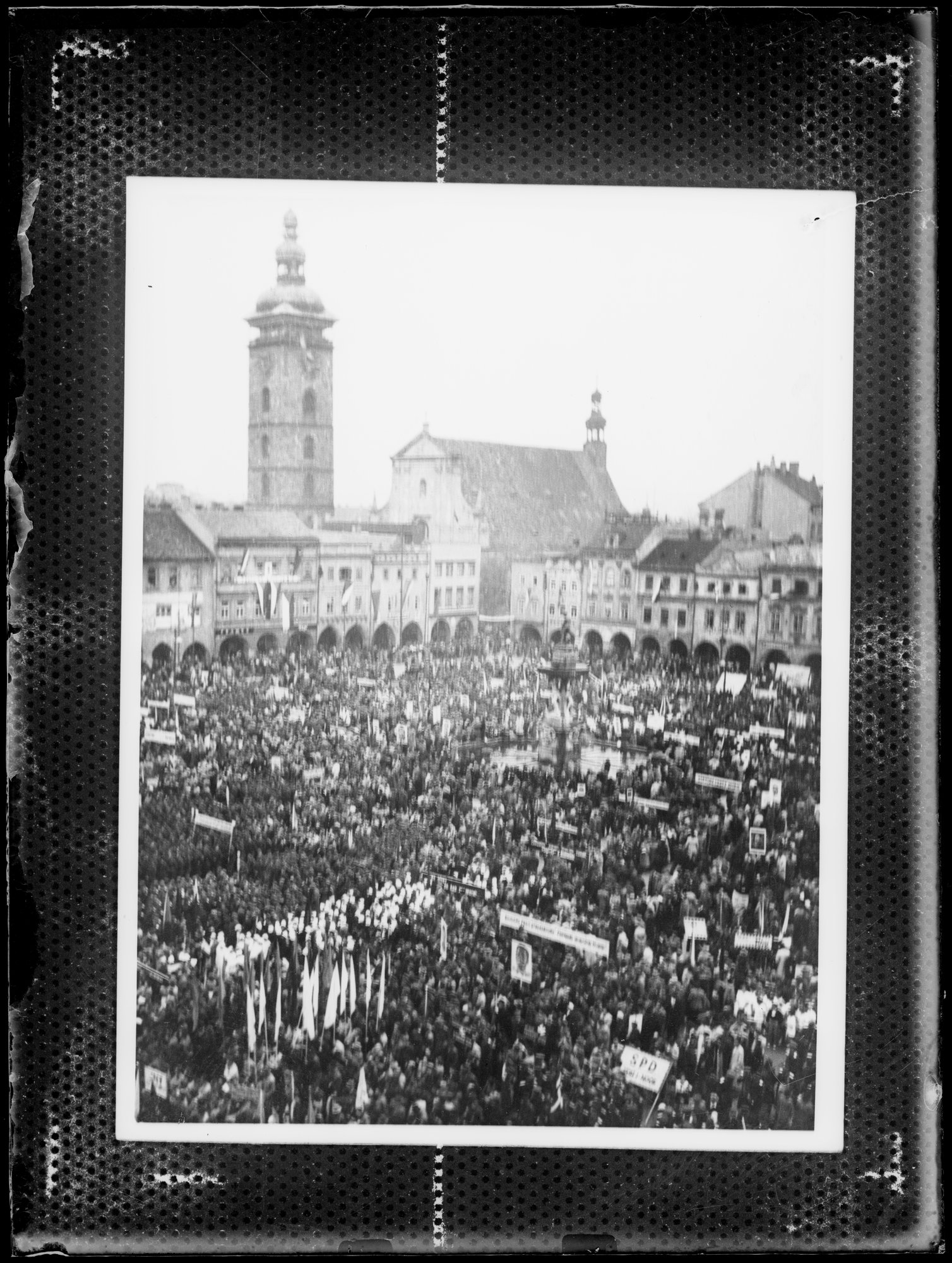 Náhledový obrázek Manifestace na náměstí - 1