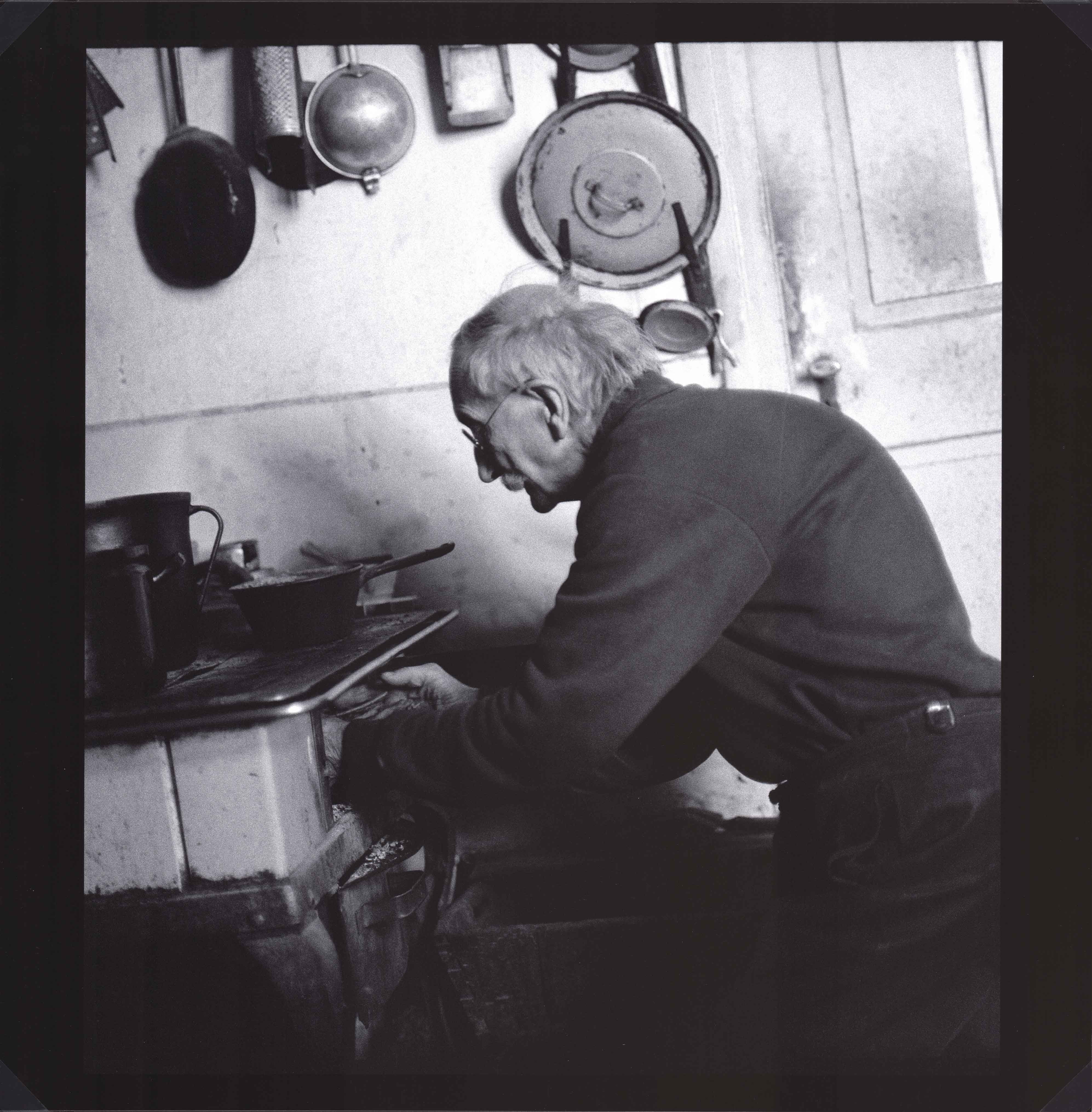 Náhledový obrázek Škoch Jiří, Bohuslav Reynek přikládá do kamen II. (ze souboru Petrkov B.R. 1967-1975 - 1