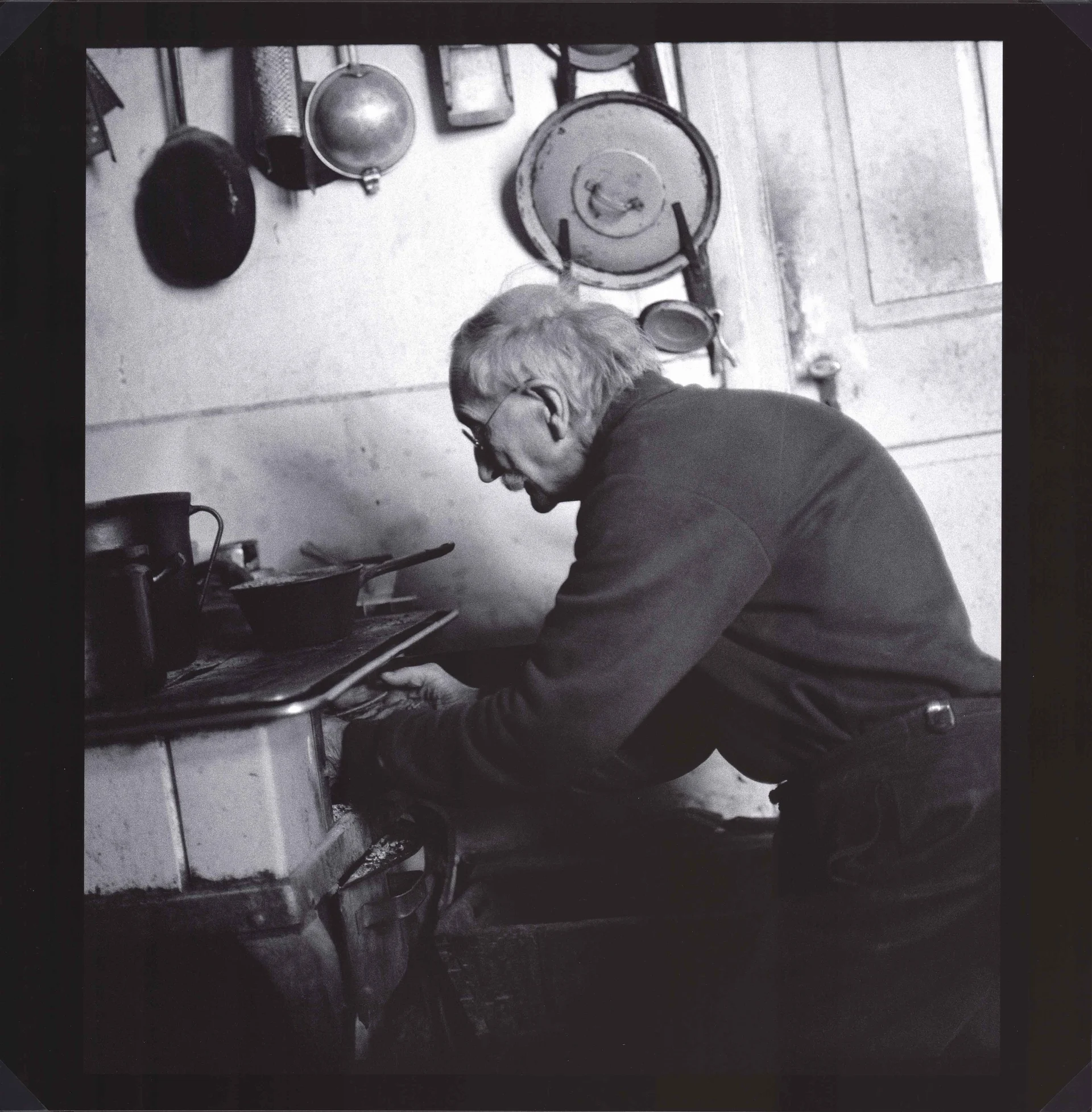 Náhledový obrázek předmětu Škoch Jiří, Bohuslav Reynek přikládá do kamen II. (ze souboru Petrkov B.R. 1967-1975