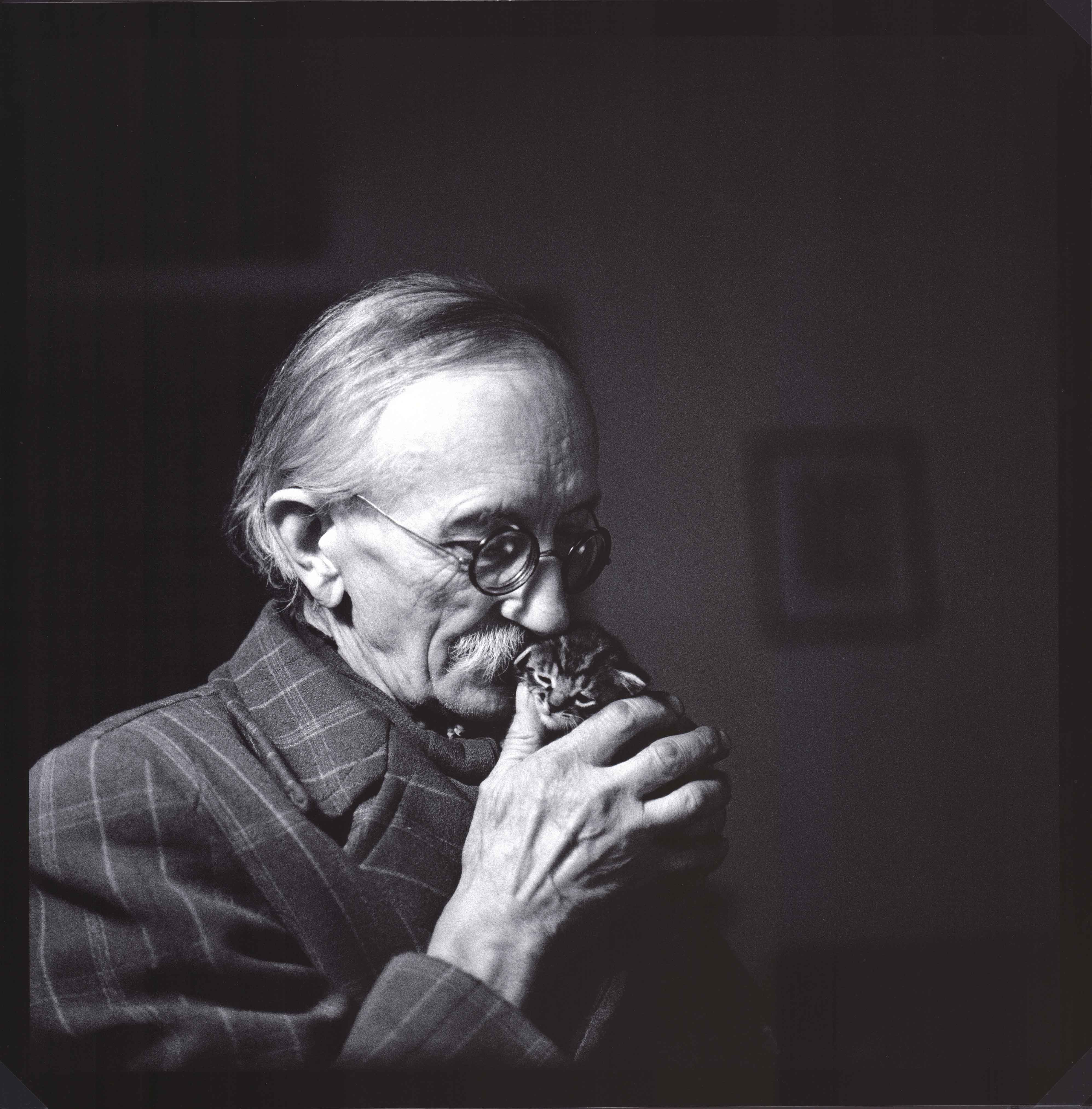 Náhledový obrázek Škoch Jiří, Jiří Reynek s koťátekem (ze souboru Petrkov B.Reynka 1967-1975) - 1