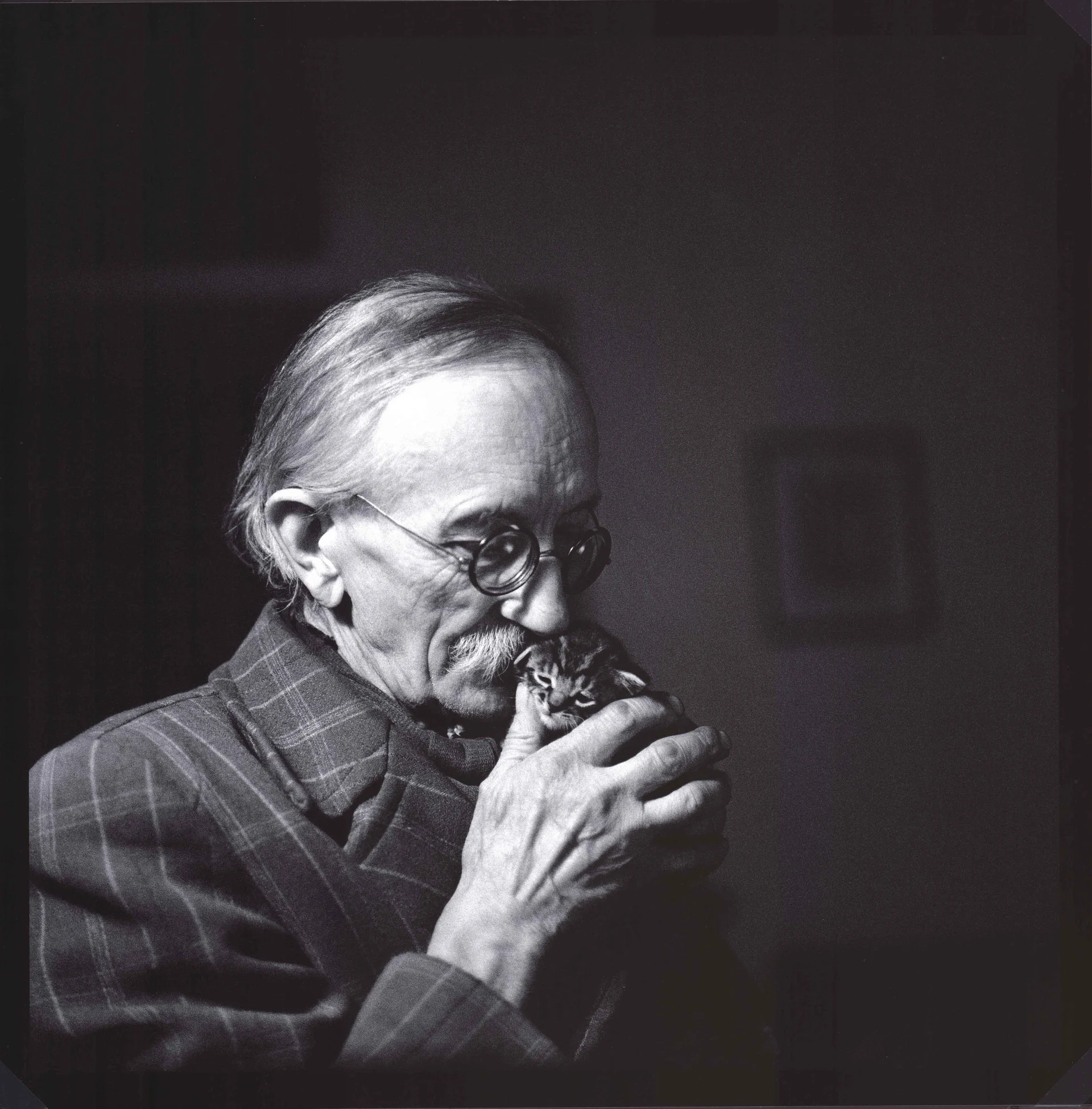 Náhledový obrázek předmětu Škoch Jiří, Jiří Reynek s koťátekem (ze souboru Petrkov B.Reynka 1967-1975)