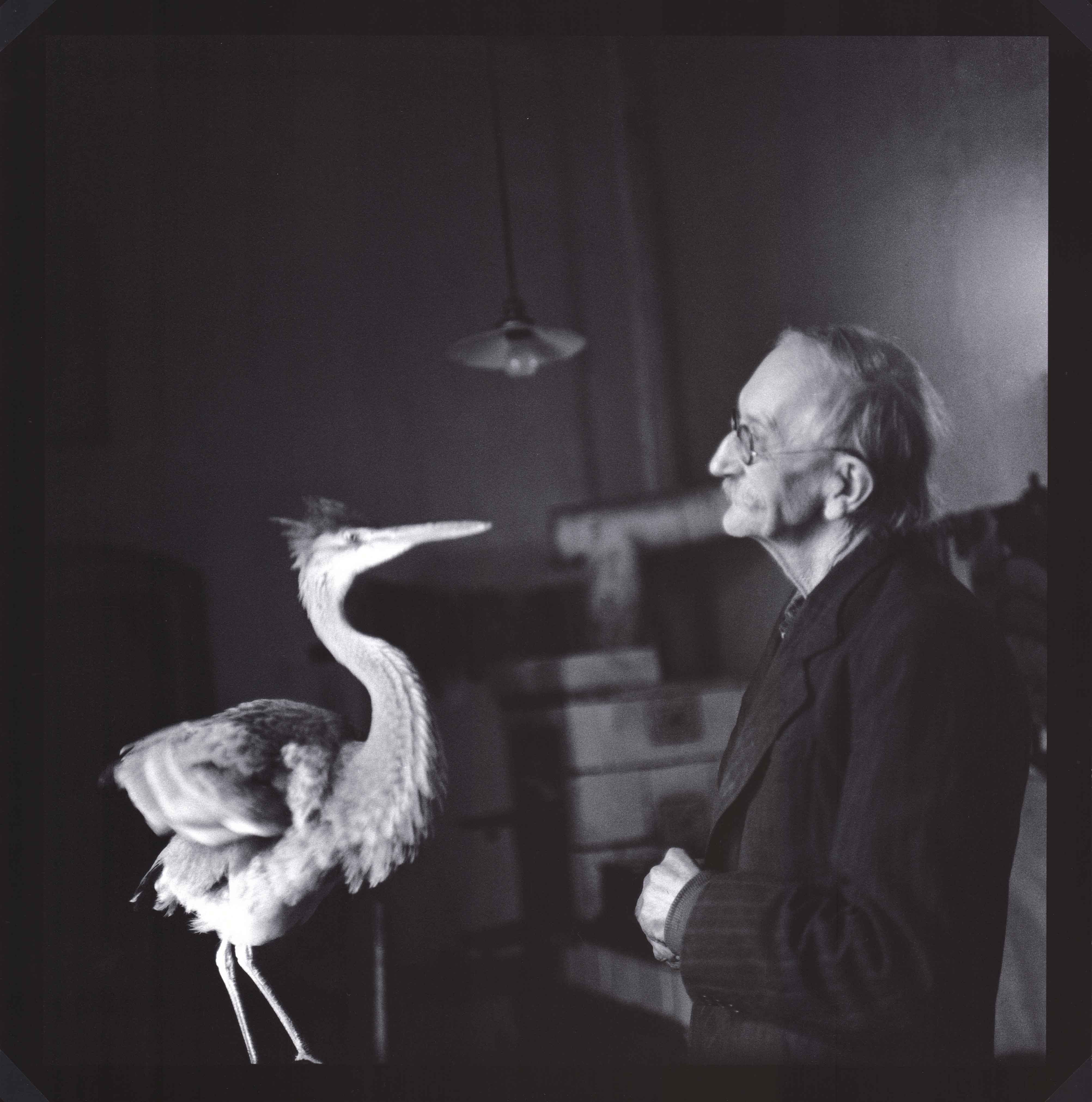 Náhledový obrázek Škoch Jiří, Bohuslav Reynek rozmlouvá s volavkou Věry Jirousové (ze souboru Petrkov Bohuslava Reynka 1967 – 1975) - 1