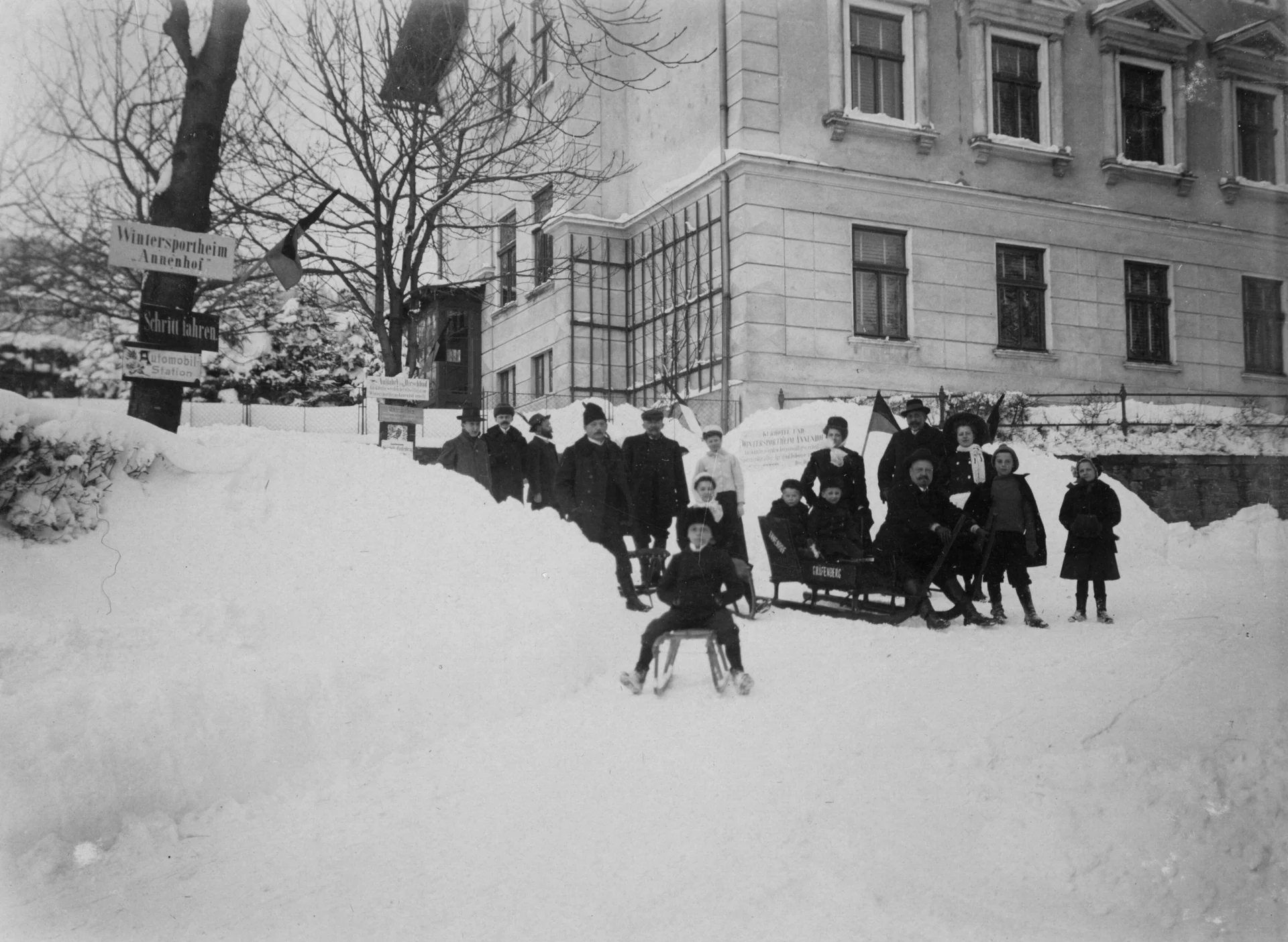 Náhledový obrázek předmětu Sáňkaři před lázeňským domem Bílý Kříž v Lázních Jeseník (čb. fotografie)