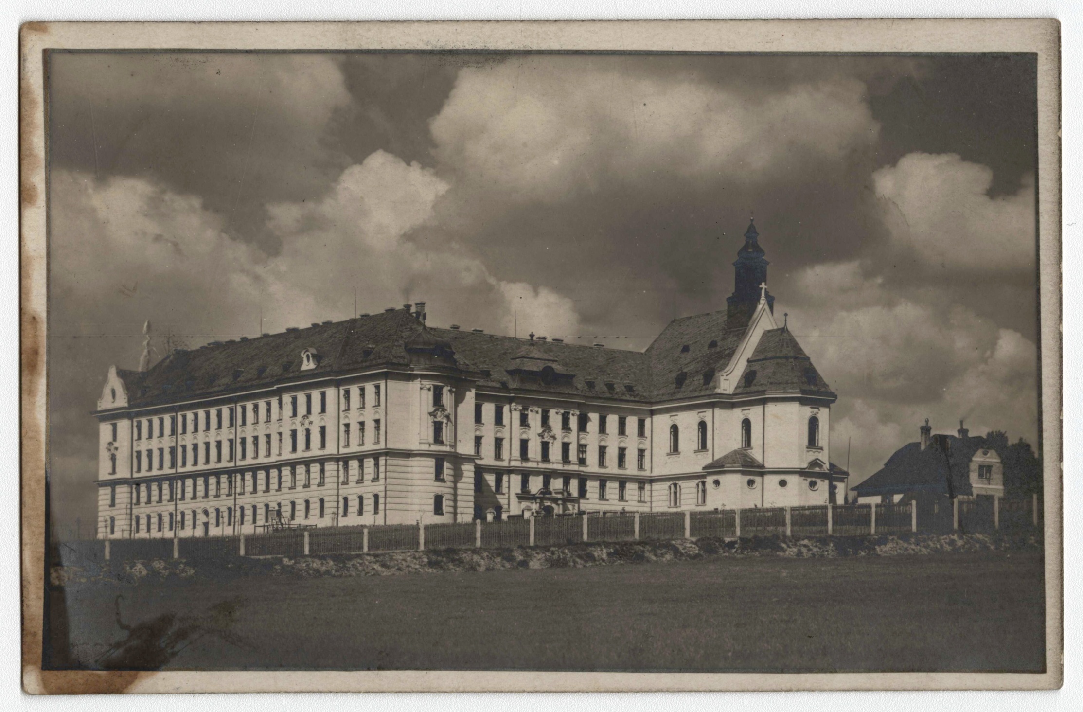 Náhledový obrázek Chlapecký seminář v Bruntále (čb. pohlednice) - 1