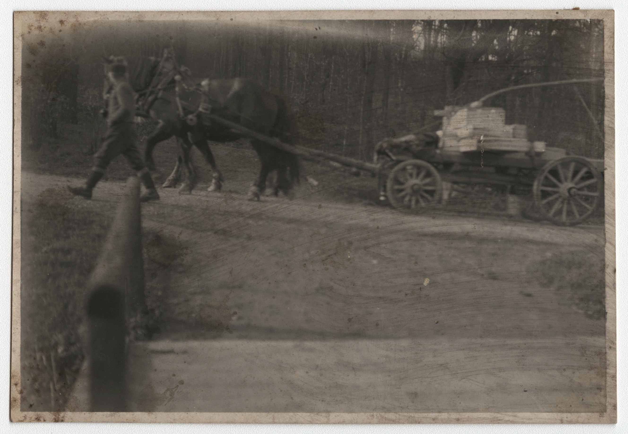 Náhledový obrázek Přeprava Eichendorffovy lavice (čb. fotografie) - 2