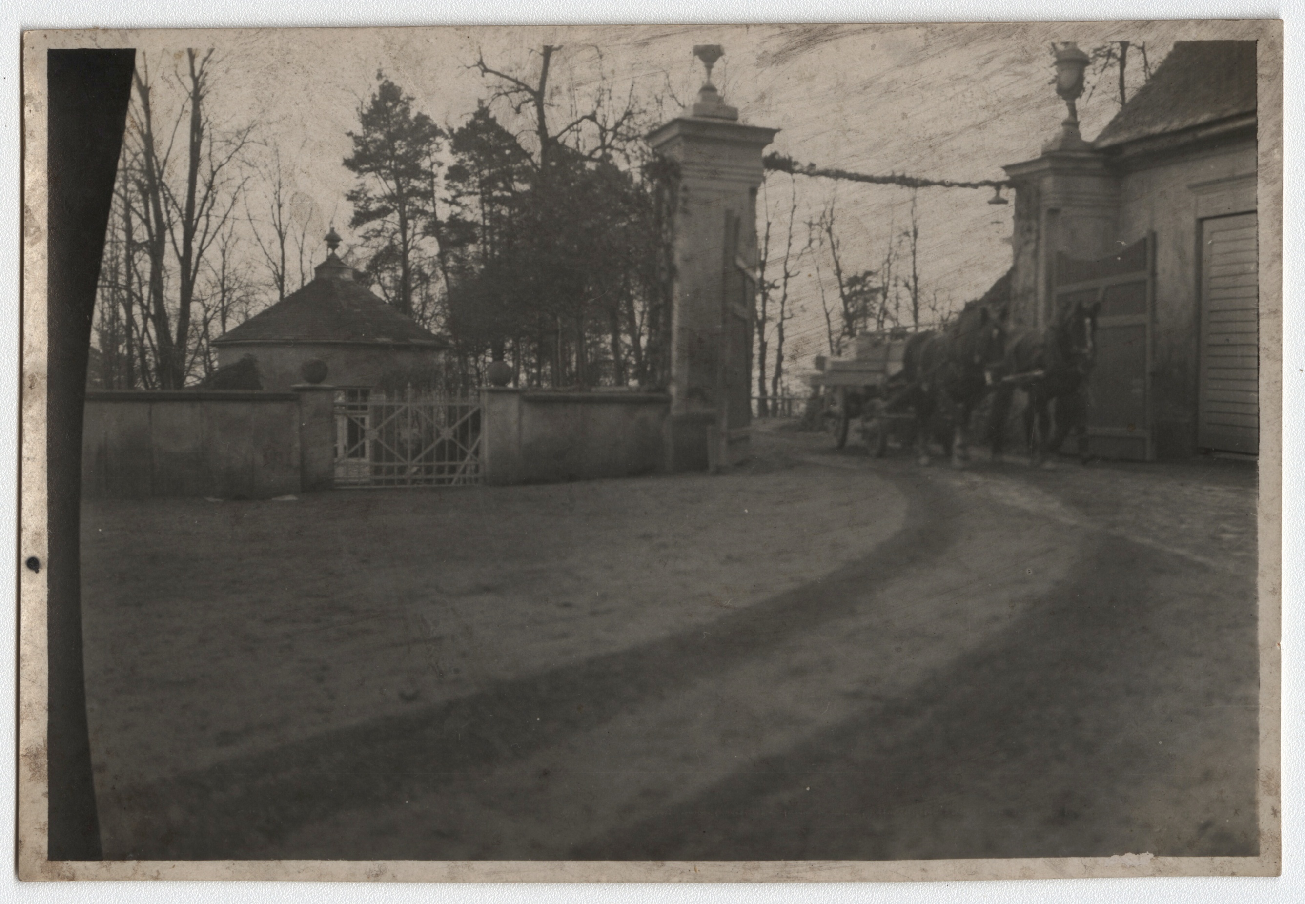 Náhledový obrázek Přeprava Eichendorffovy lavice (čb. fotografie) - 2