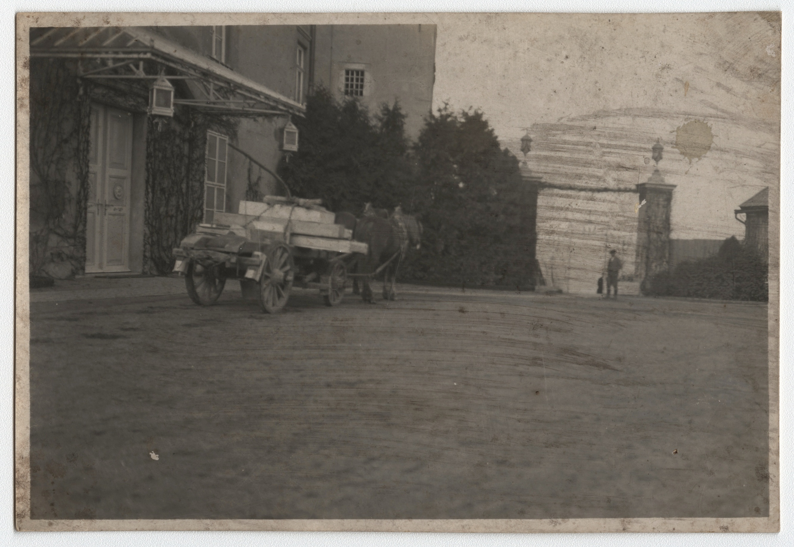 Náhledový obrázek Přeprava Eichendorffovy lavice (čb. fotografie) - 2