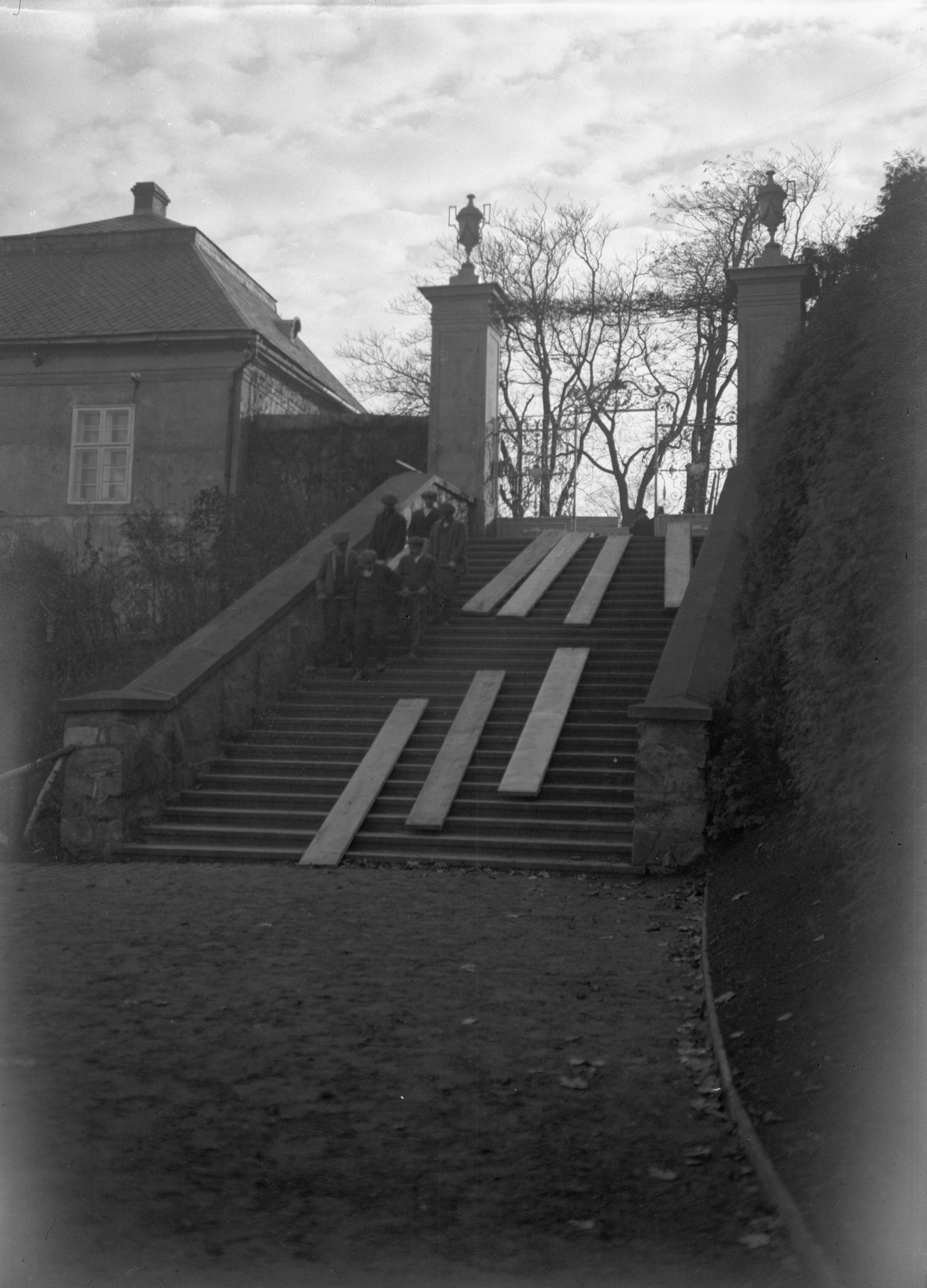 Náhledový obrázek Přeprava Eichendorffovy lavice (čb. fotografie) - 1