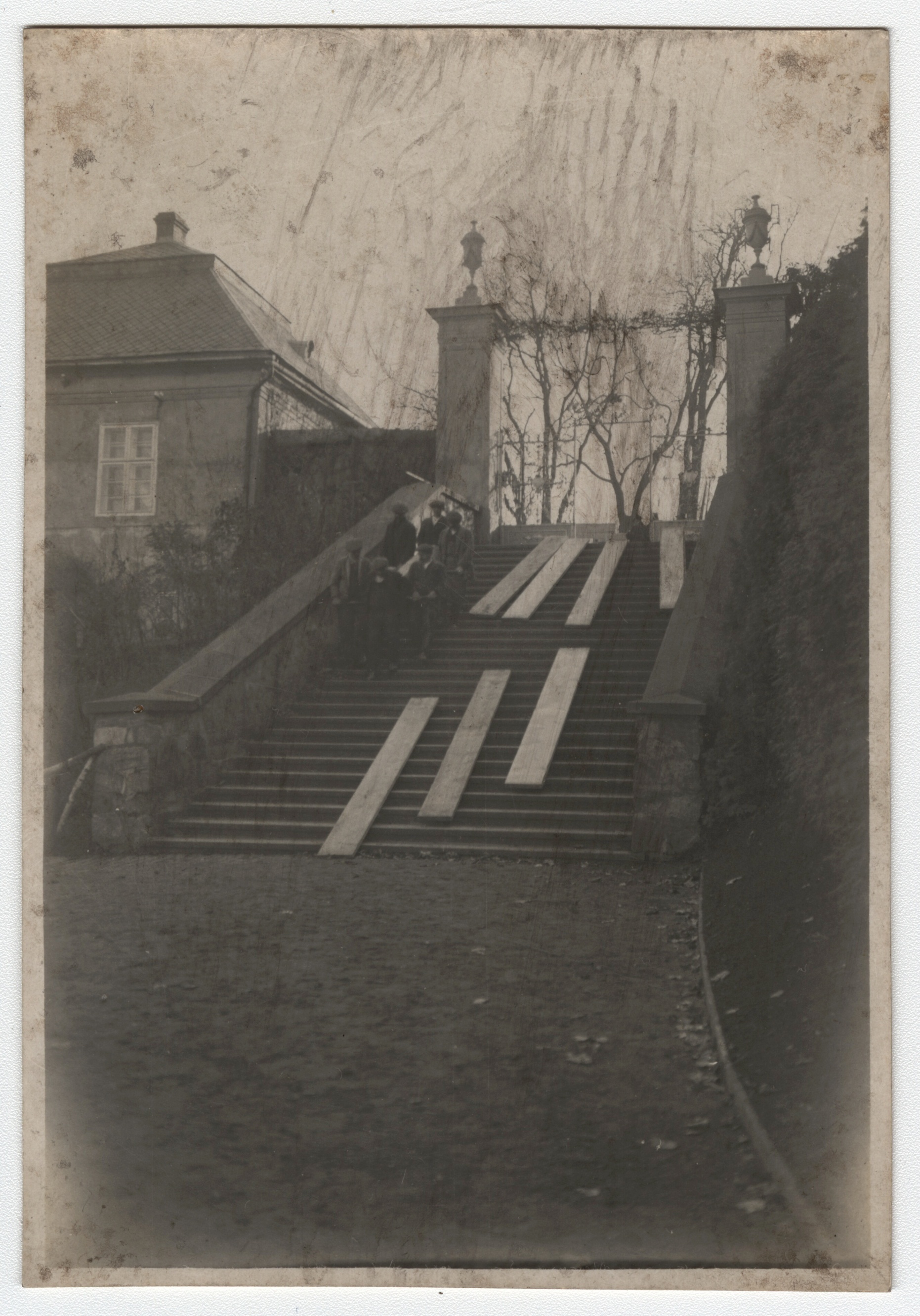 Náhledový obrázek Přeprava Eichendorffovy lavice (čb. fotografie) - 2