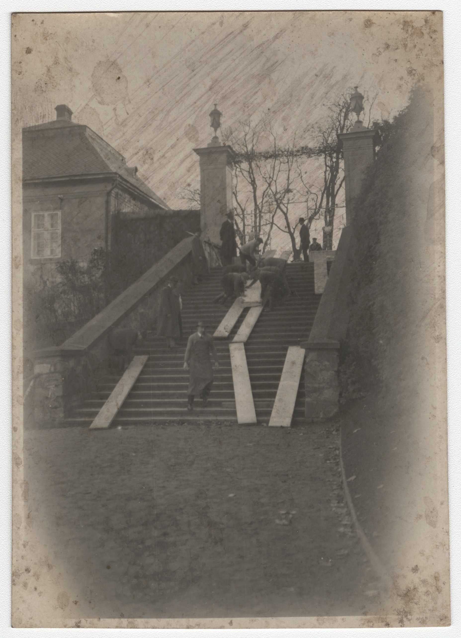 Náhledový obrázek Přeprava Eichendorffovy lavice (čb. fotografie) - 2