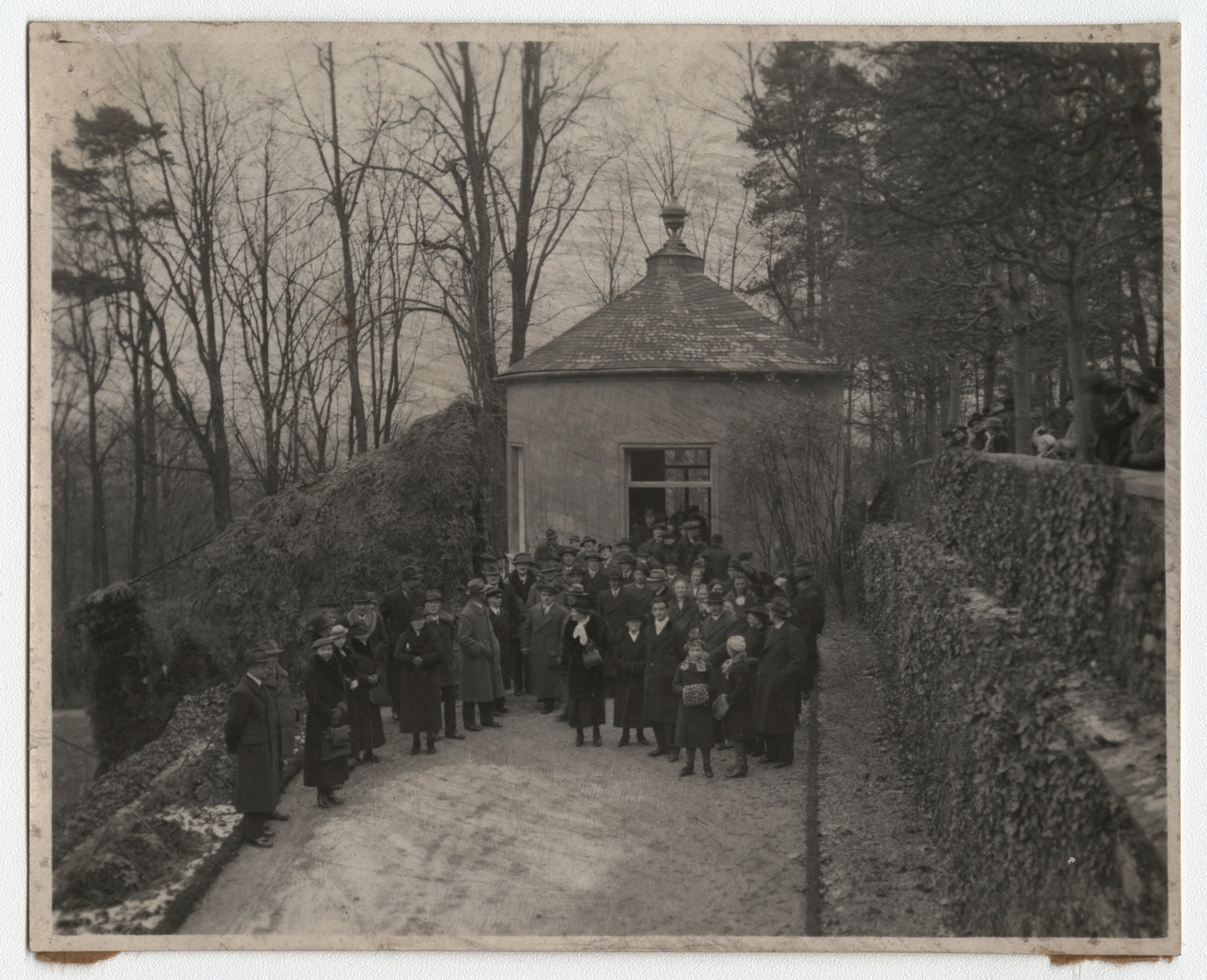 Náhledový obrázek Shromáždění přihlížejících k odhalení Eichendorffovy lavice (cb. fotografie) - 1