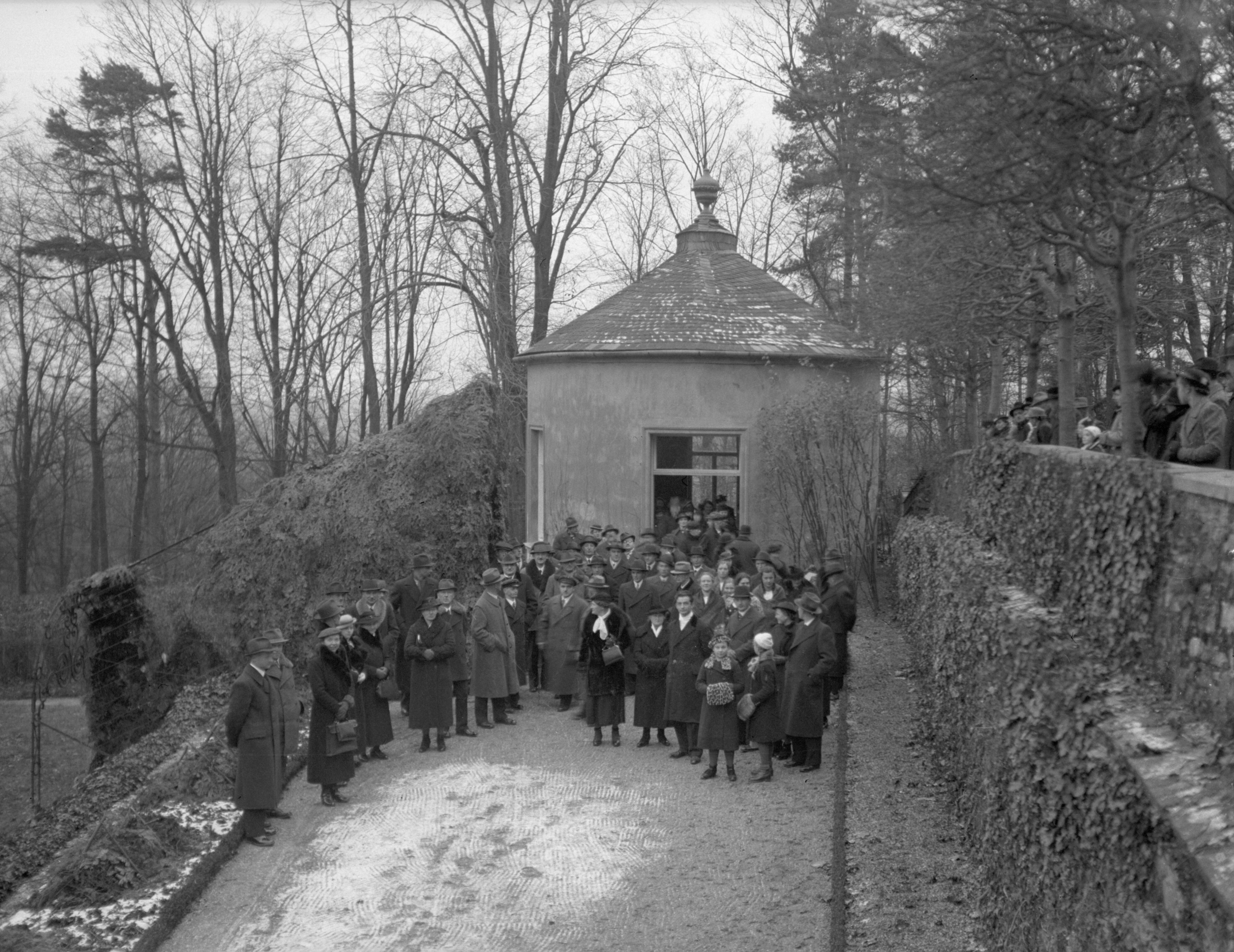 Náhledový obrázek Shromáždění přihlížejících k odhalení Eichendorffovy lavice (cb. fotografie) - 3