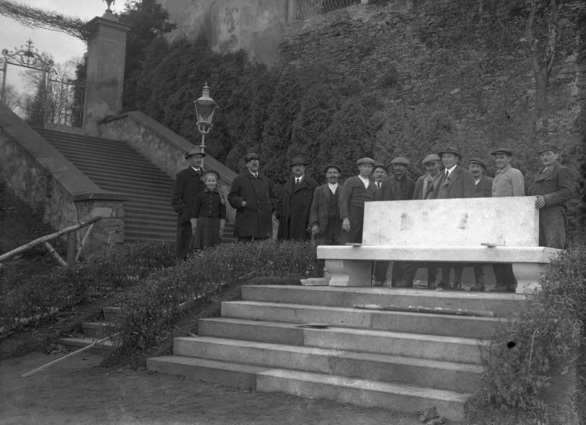 Náhledový obrázek předmětu Stavba Eichendorffovy lavice (čb. fotografie)