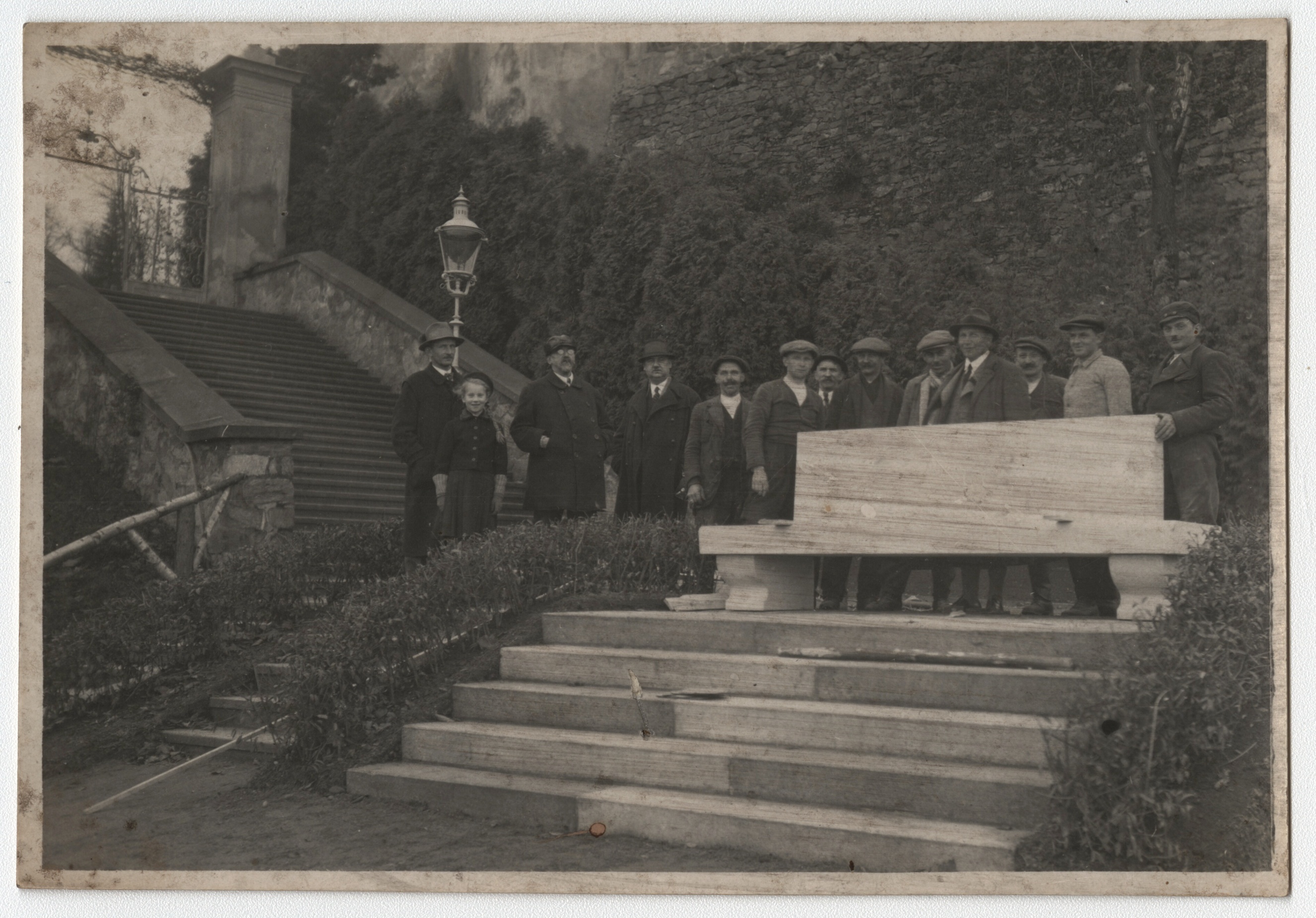Náhledový obrázek Stavba Eichendorffovy lavice (čb. fotografie) - 2