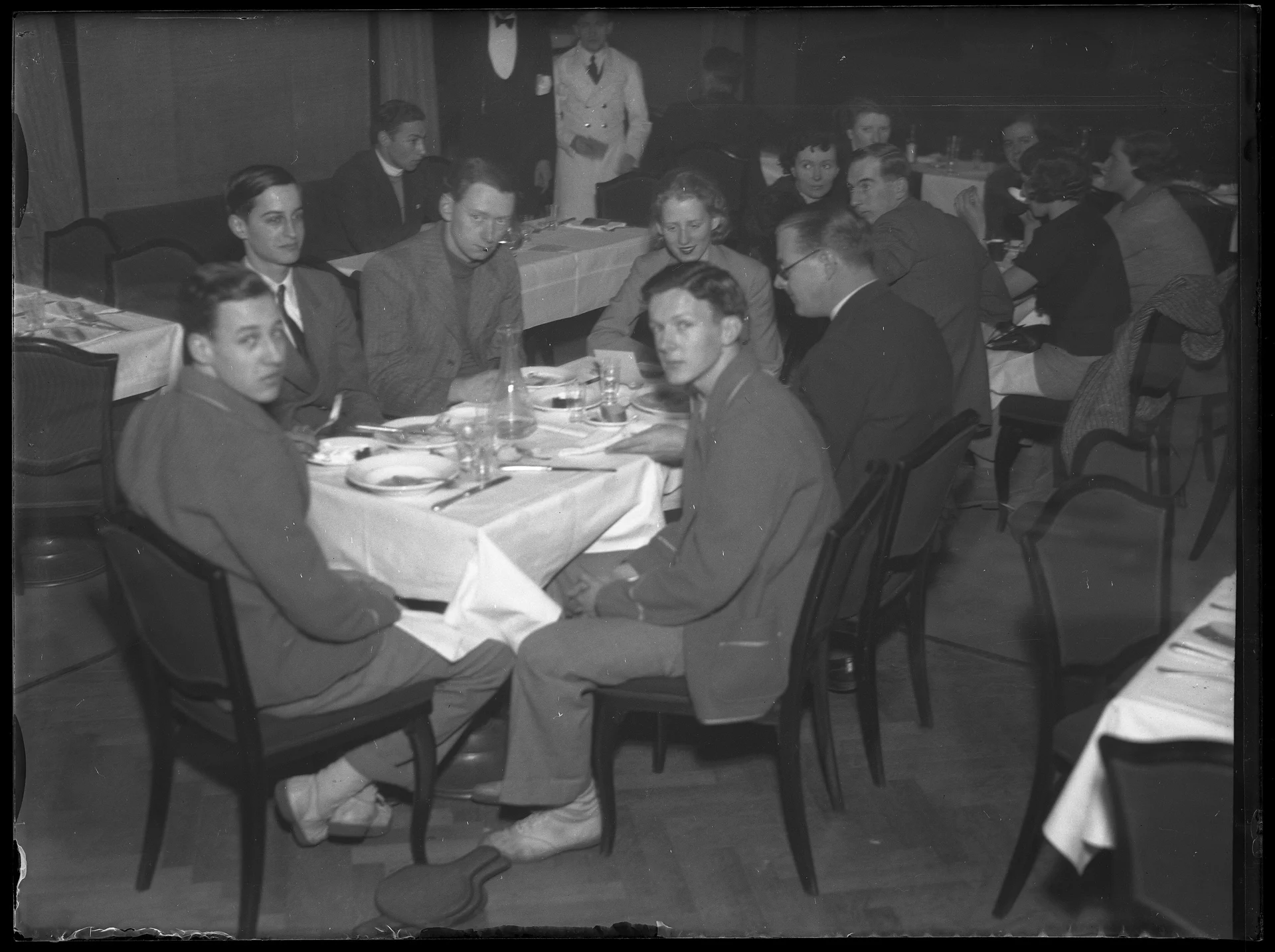 Náhledový obrázek předmětu Mistrovství světa 1936, družstvo USA u oběda