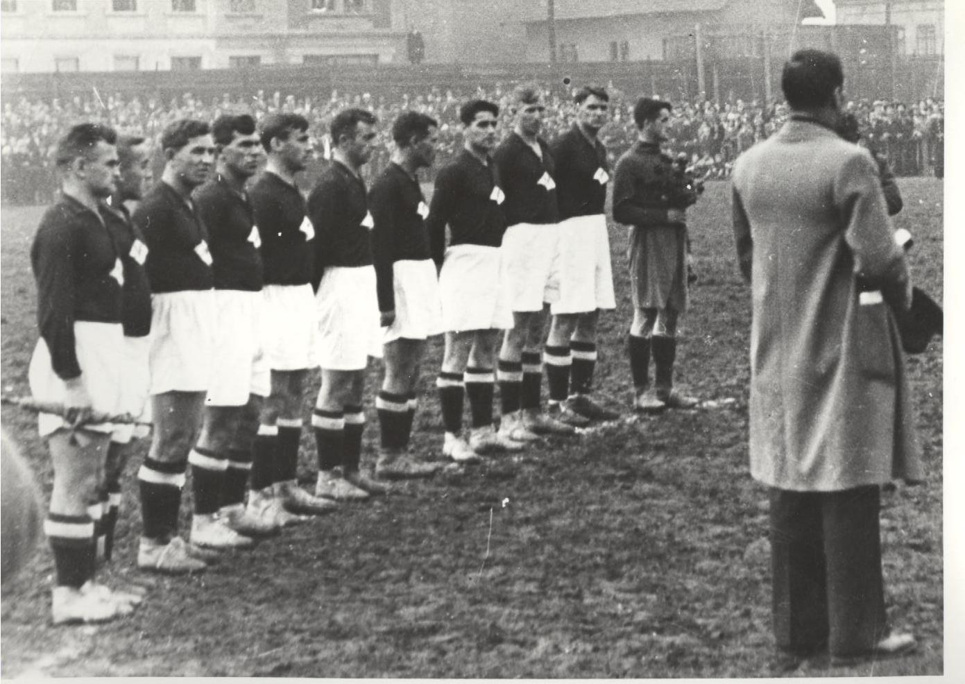 Náhledový obrázek Zápas moskevských fotbalistů s jedenáctkou dělnických sportovců z ústeckého okresu - 1