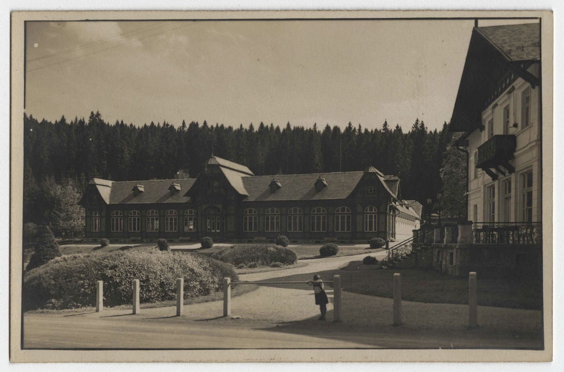 Náhledový obrázek předmětu Letní lázně v Karlově Studánce (čb. pohlednice)