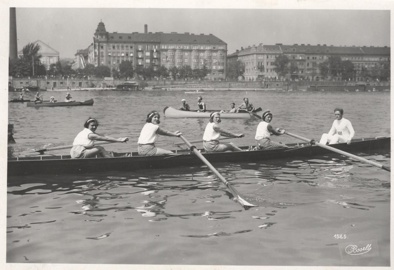 Náhledový obrázek Vítězky závodu čtyřveslic na 1 kilometr - 1