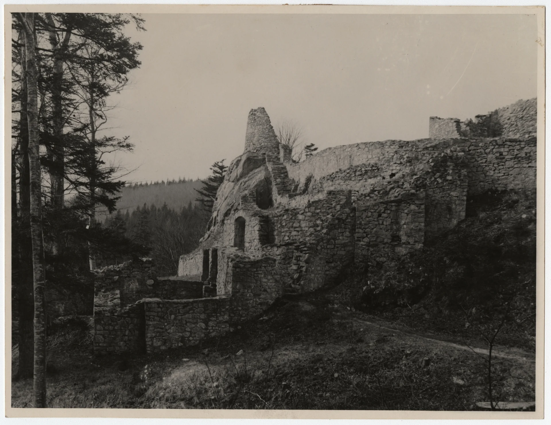 Náhledový obrázek předmětu Zřícenina hradu Rychleby (čb. fotografie)