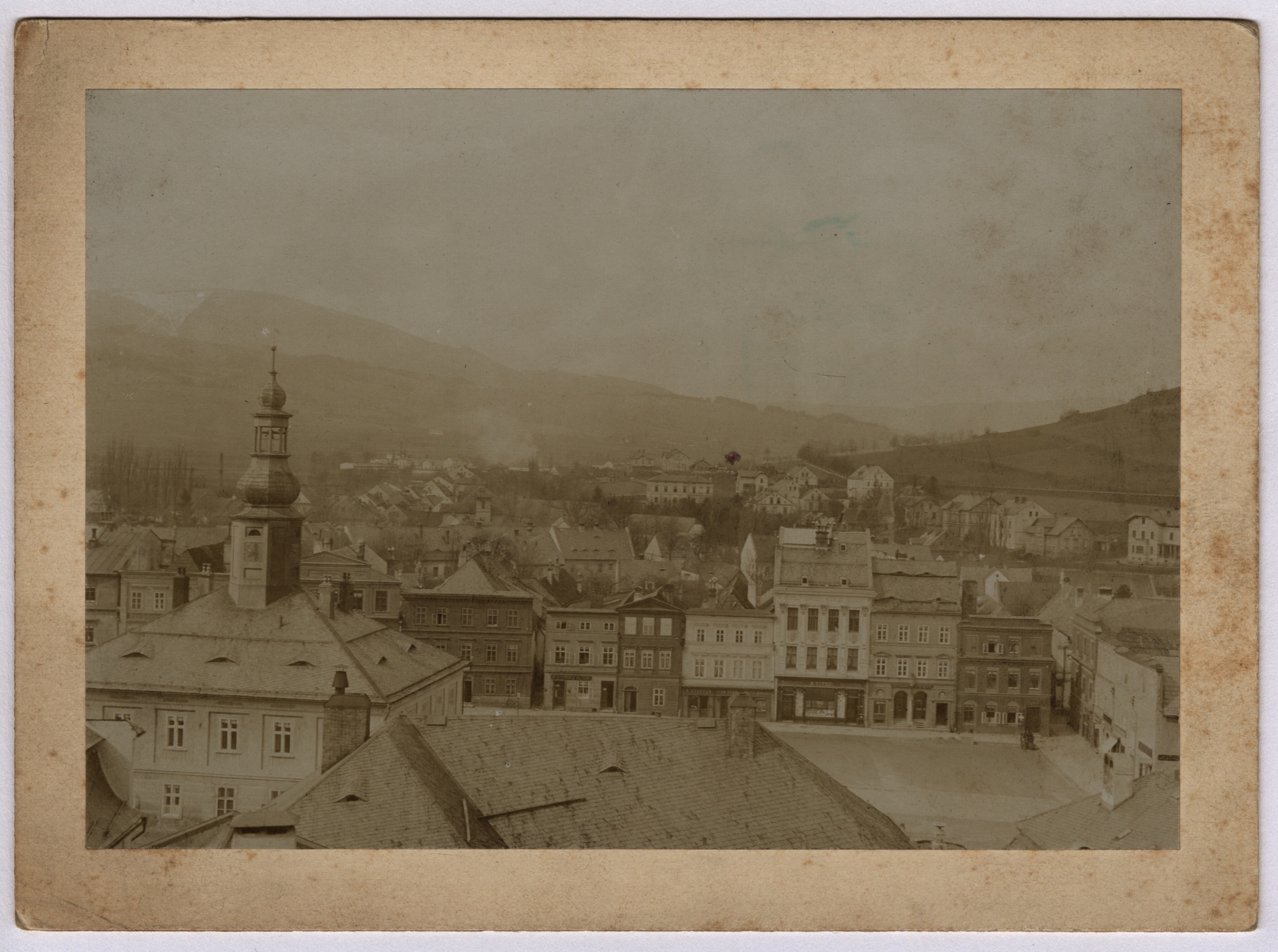 Náhledový obrázek Náměstí v Jeseníku (čb. fotografie) - 1