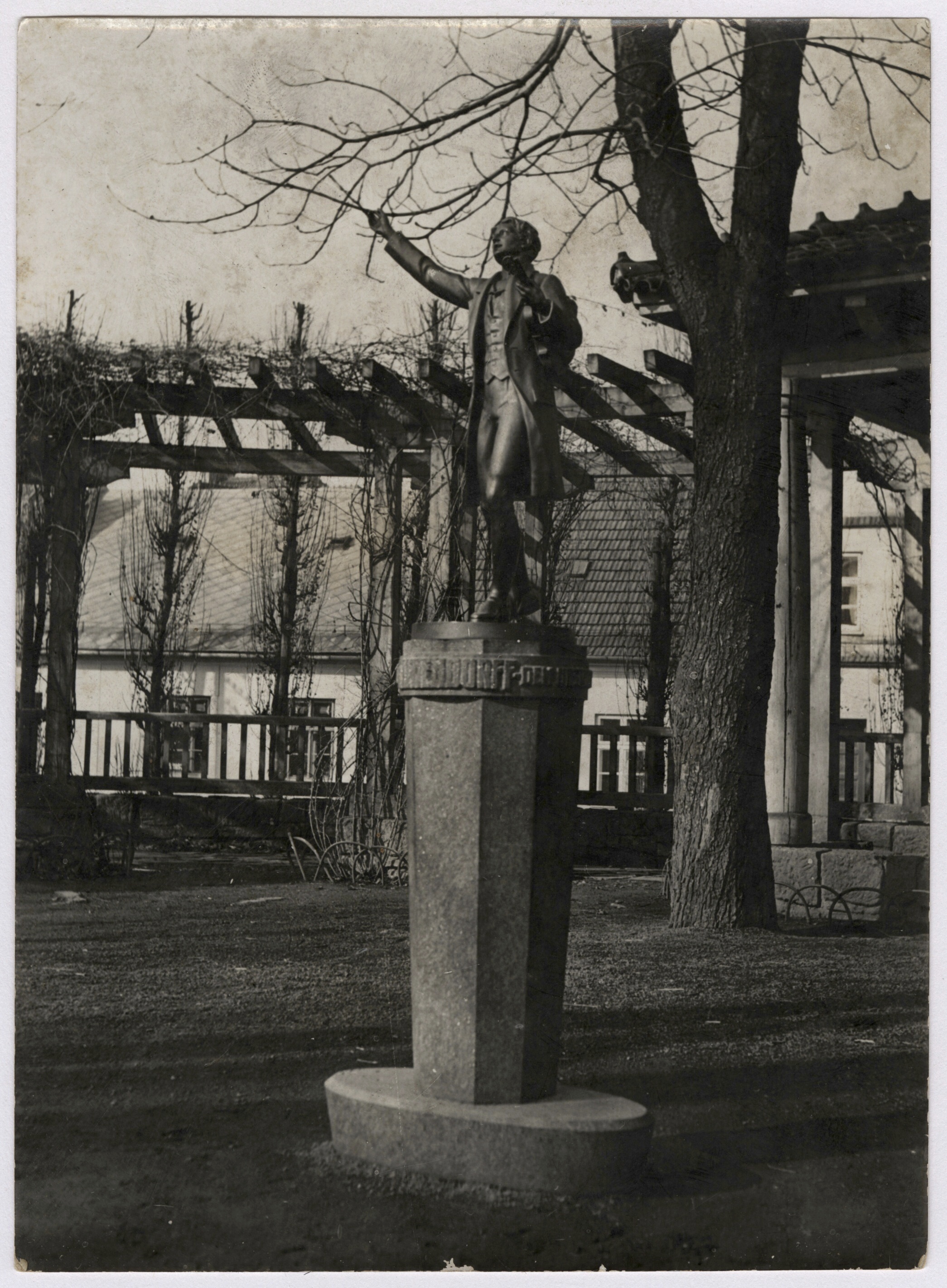 Náhledový obrázek Plastika J. v. Eichendorffa v Novém Jičíně (čb. fotografie) - 1