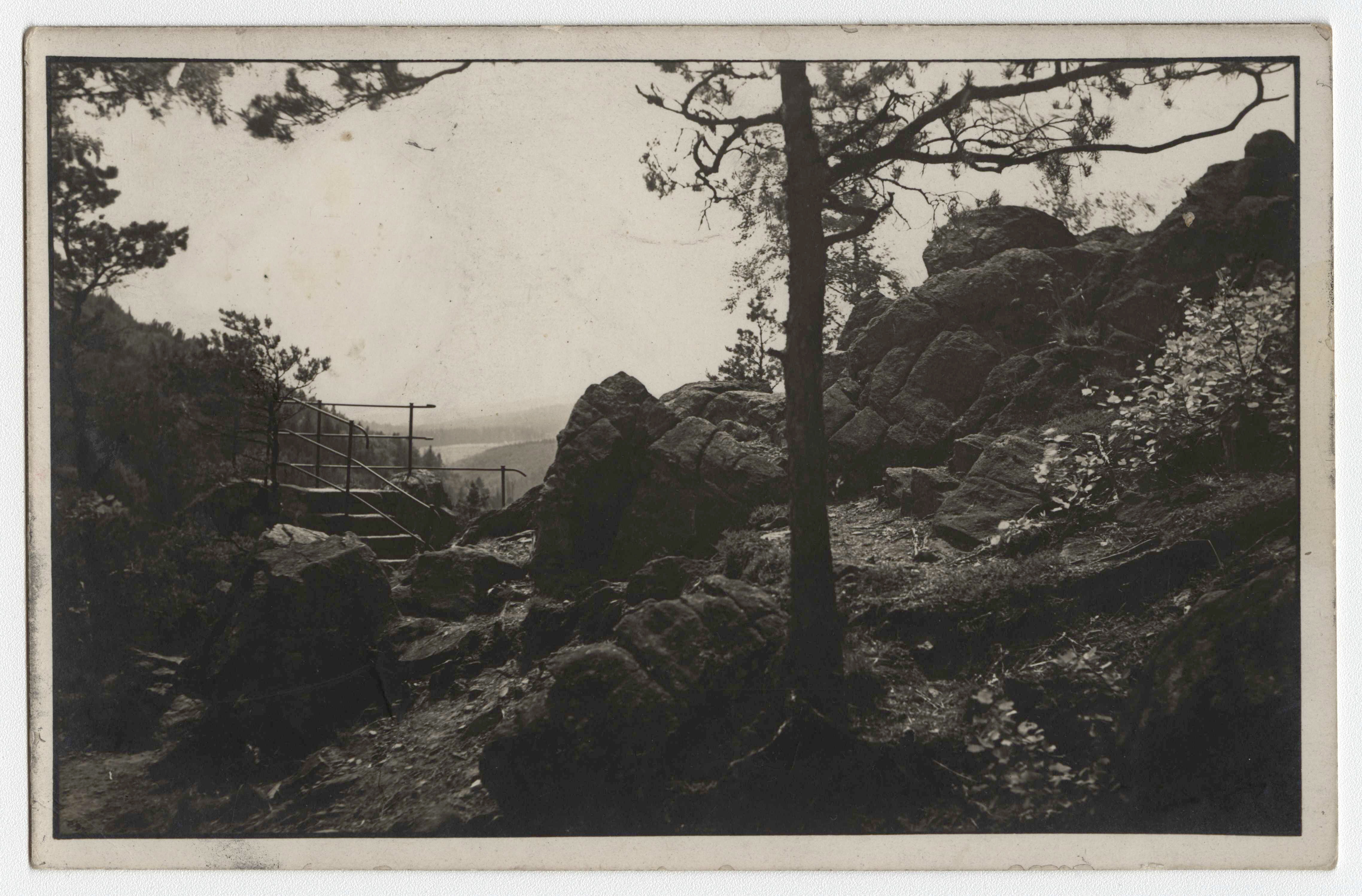 Náhledový obrázek Čertovy kazatelny nad Račím údolím (čb. pohlednice) - 1