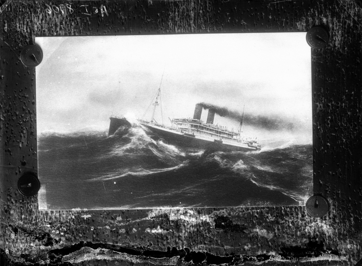 Náhledový obrázek Parník společnosti Messageries Maritimes na rozbouřeném moři - 2