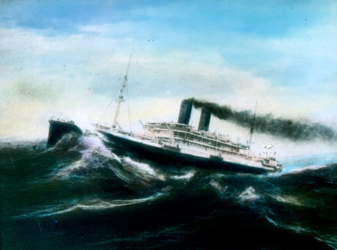 Náhledový obrázek Parník společnosti Messageries Maritimes na rozbouřeném moři - 1