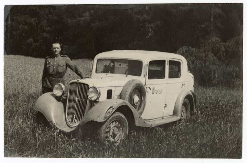 Náhledový obrázek Voják RA u automobilu - 1