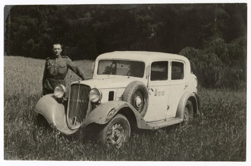 Náhledový obrázek předmětu Voják RA u automobilu