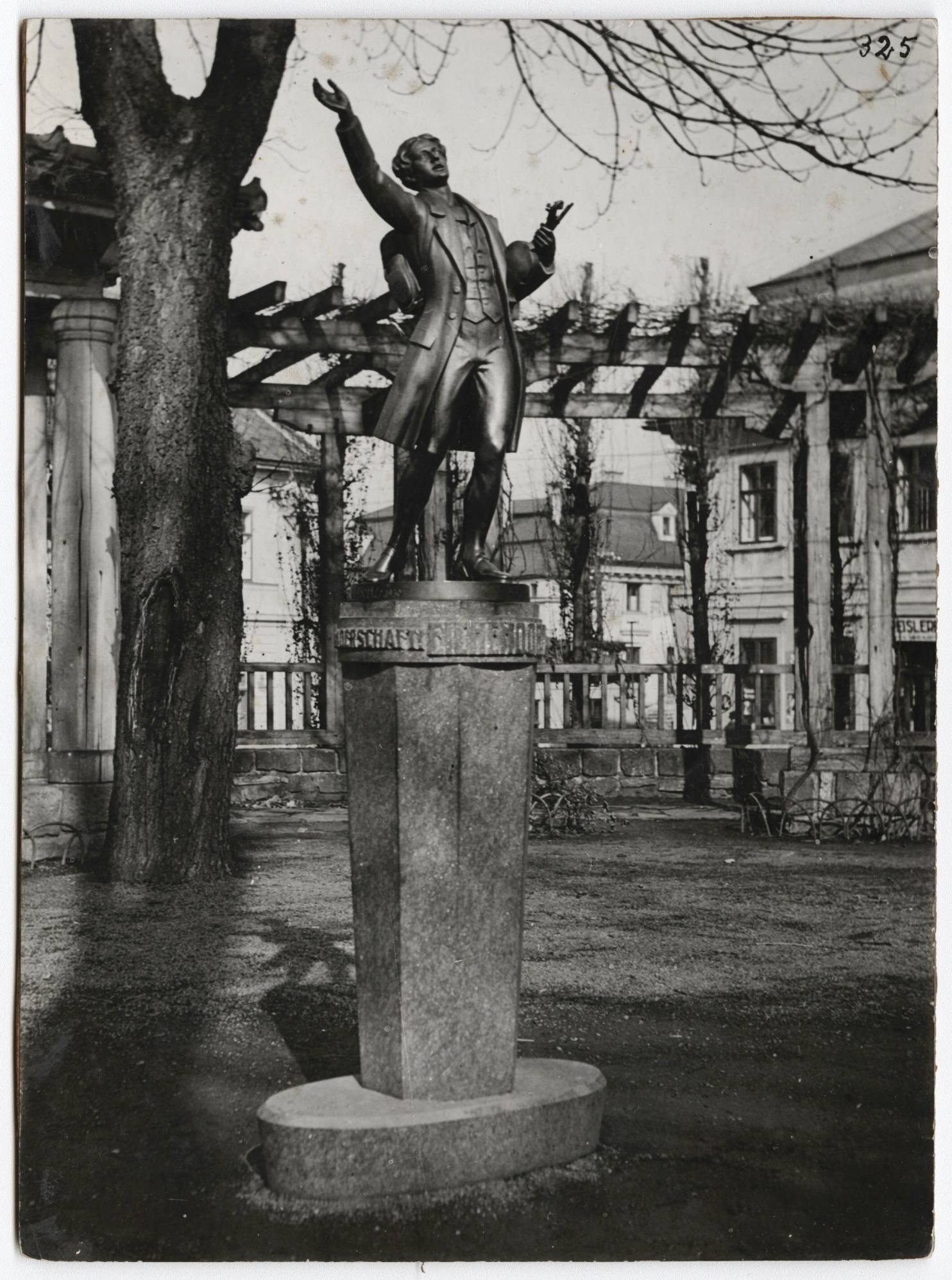 Náhledový obrázek Plastika J. v. Eichendorffa v Novém Jičíně (čb. fotografie) - 1
