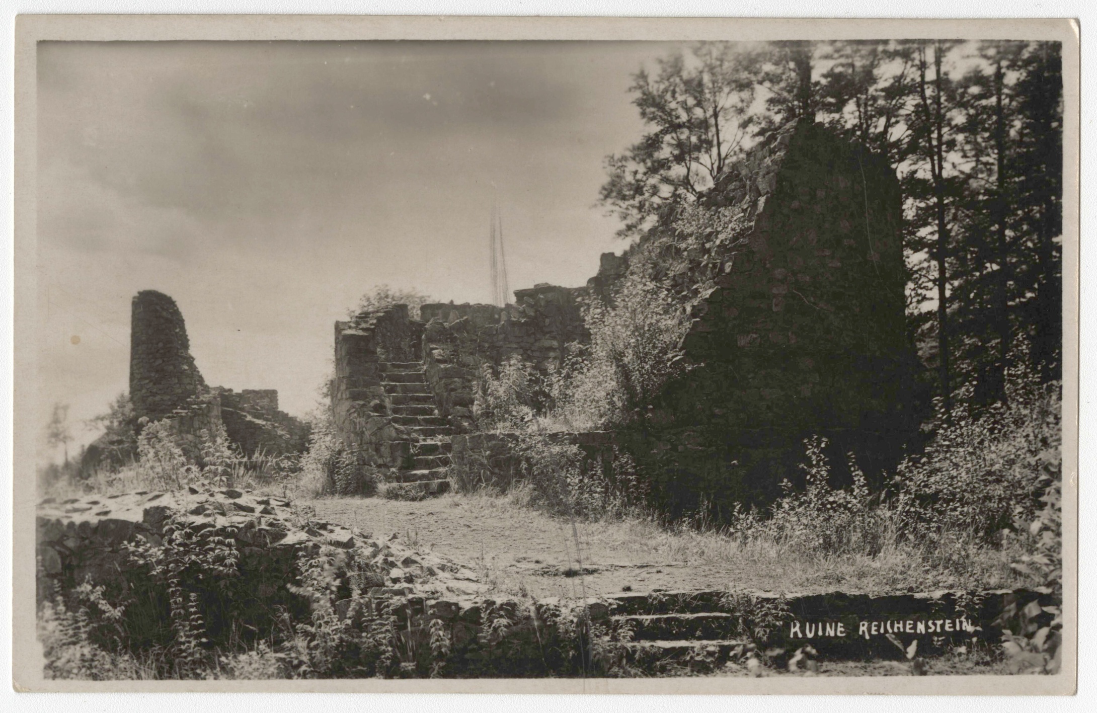 Náhledový obrázek Zřícenina hradu Rychleby (čb. fotografie) - 1