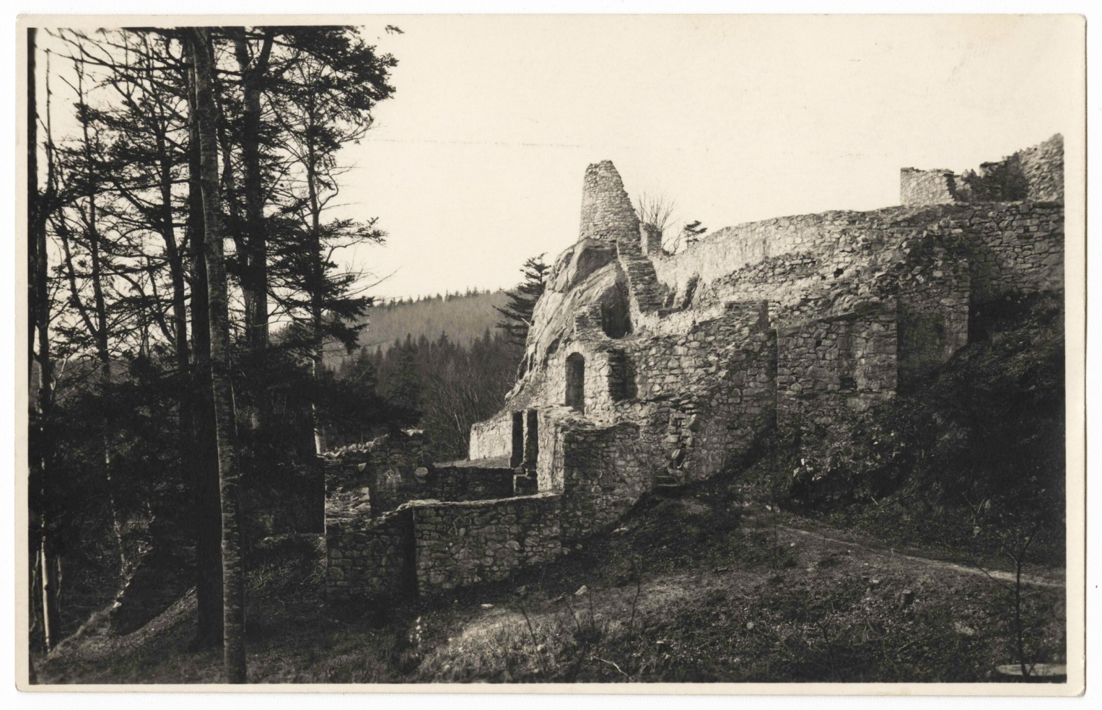 Náhledový obrázek Zřícenina hradu Rychleby (čb. fotografie) - 1