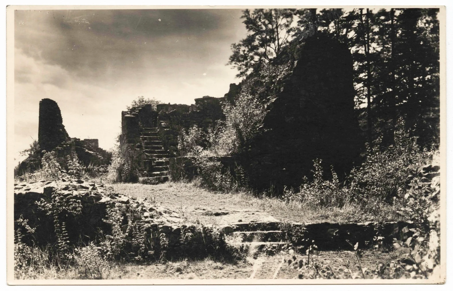 Náhledový obrázek předmětu Zřícenina hradu Rychleby (čb. fotografie)