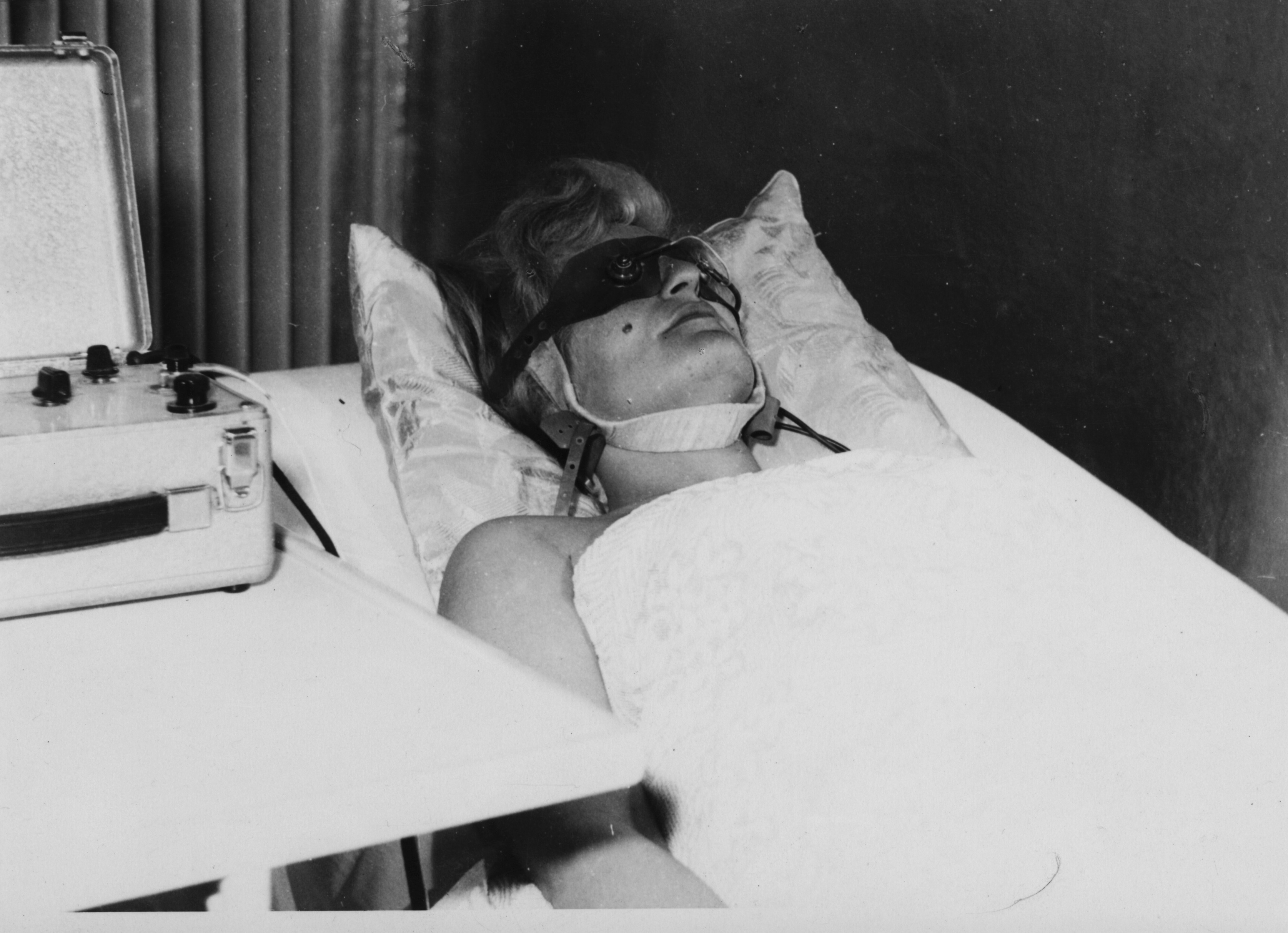 Náhledový obrázek Léčba elektrospánkem v Lázních Jeseník (čb. fotografie) - 1