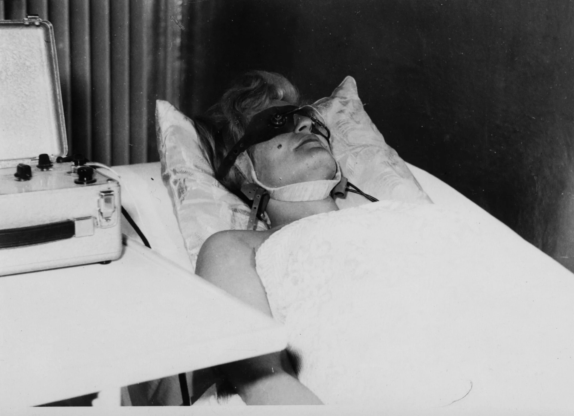 Náhledový obrázek předmětu Léčba elektrospánkem v Lázních Jeseník (čb. fotografie)