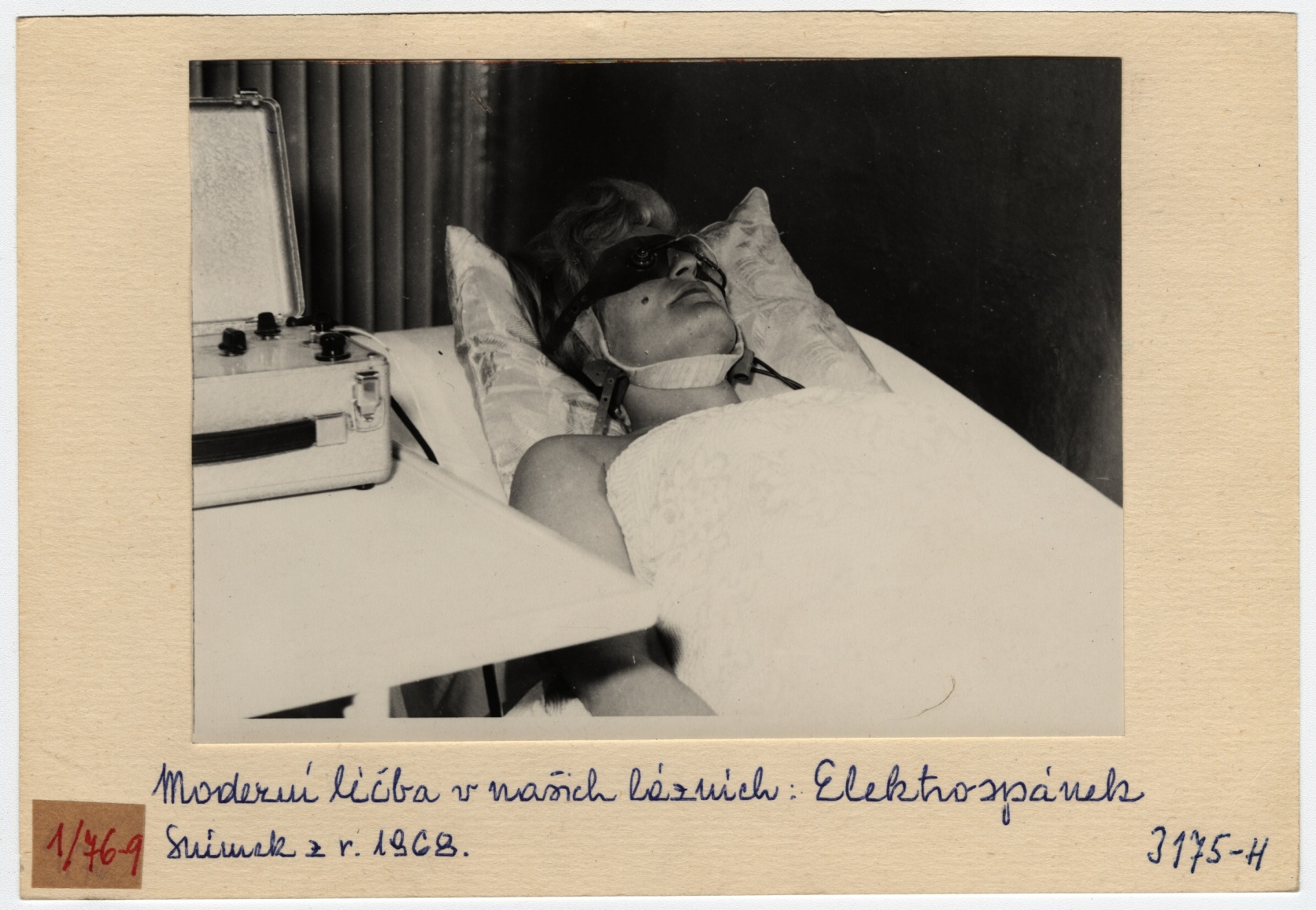 Náhledový obrázek Léčba elektrospánkem v Lázních Jeseník (čb. fotografie) - 2