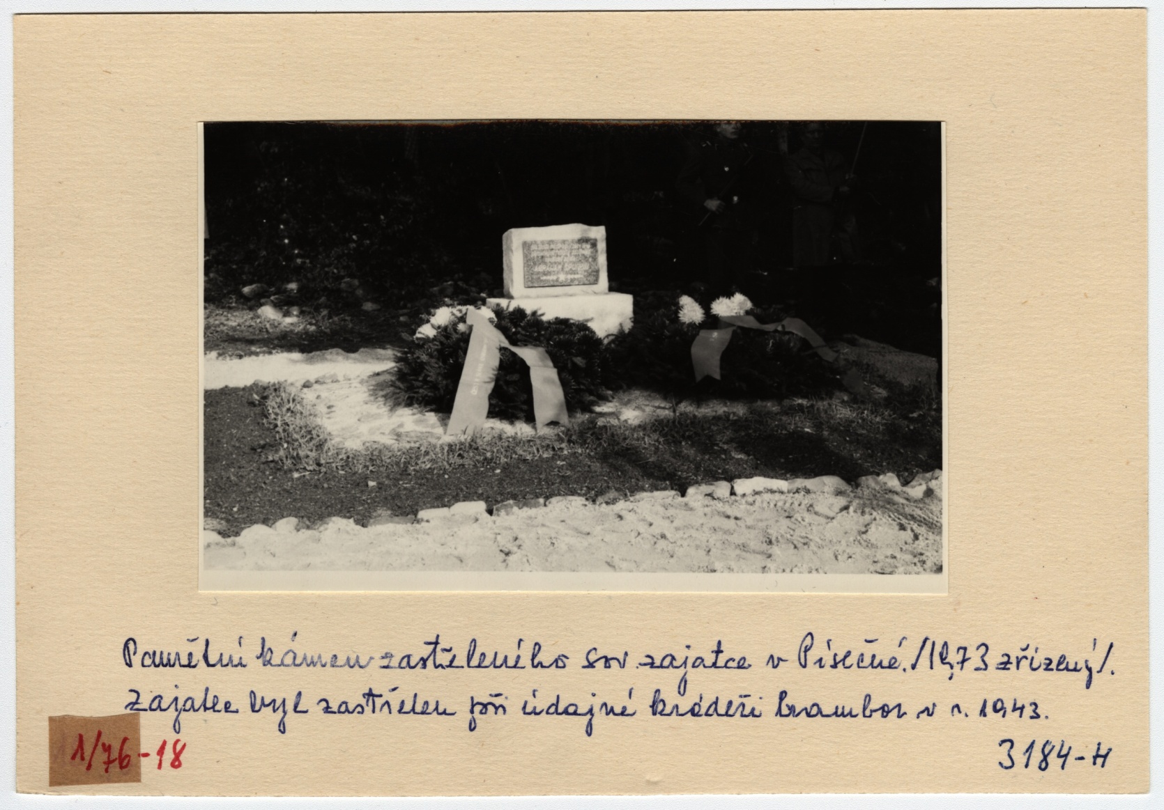 Náhledový obrázek Odhalení památníku sovětského zajatce v Písečné (čb. fotografie) - 2