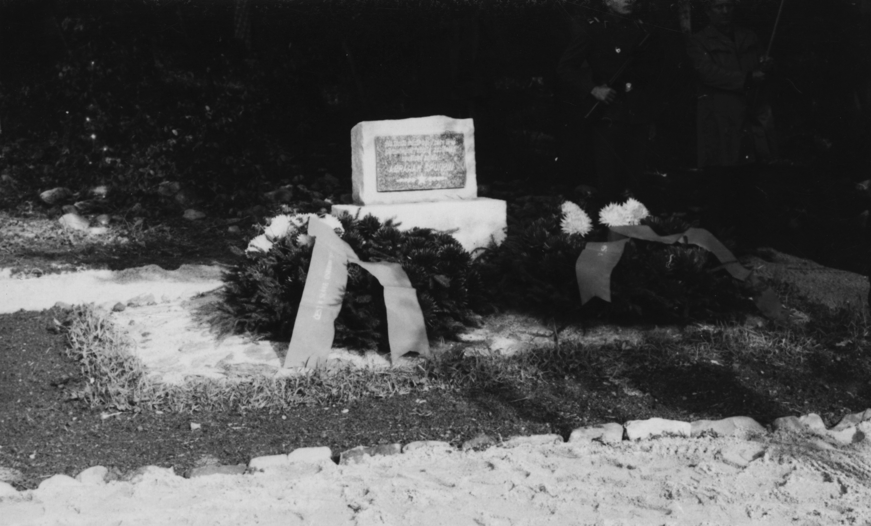 Náhledový obrázek Odhalení památníku sovětského zajatce v Písečné (čb. fotografie) - 1