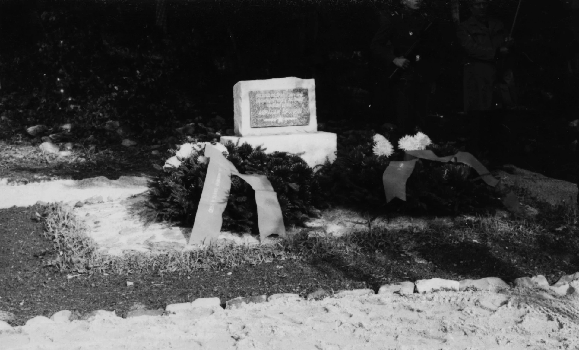 Náhledový obrázek předmětu Odhalení památníku sovětského zajatce v Písečné (čb. fotografie)