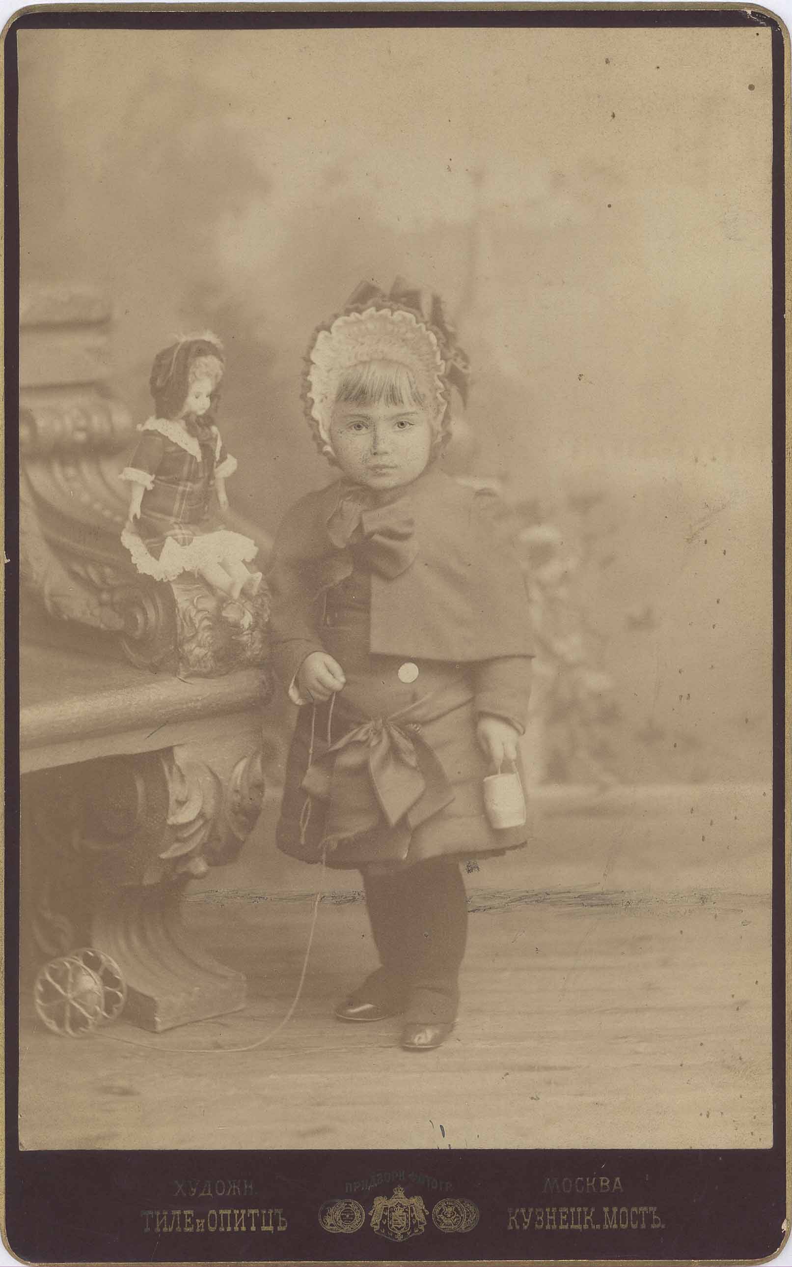Náhledový obrázek Fotografický portrét Margarety Alexejevny Abrikosovové, dcery Naděždy Abrikosovové, později provdané Kramářové - 1