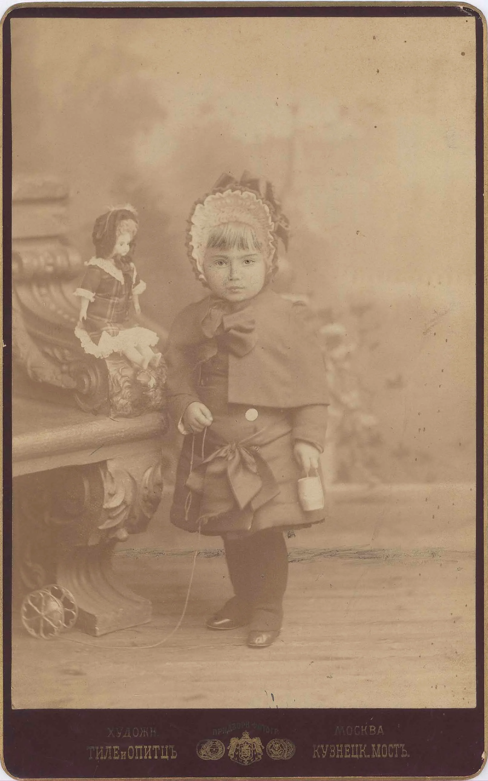 Náhledový obrázek předmětu Fotografický portrét Margarety Alexejevny Abrikosovové, dcery Naděždy Abrikosovové, později provdané Kramářové