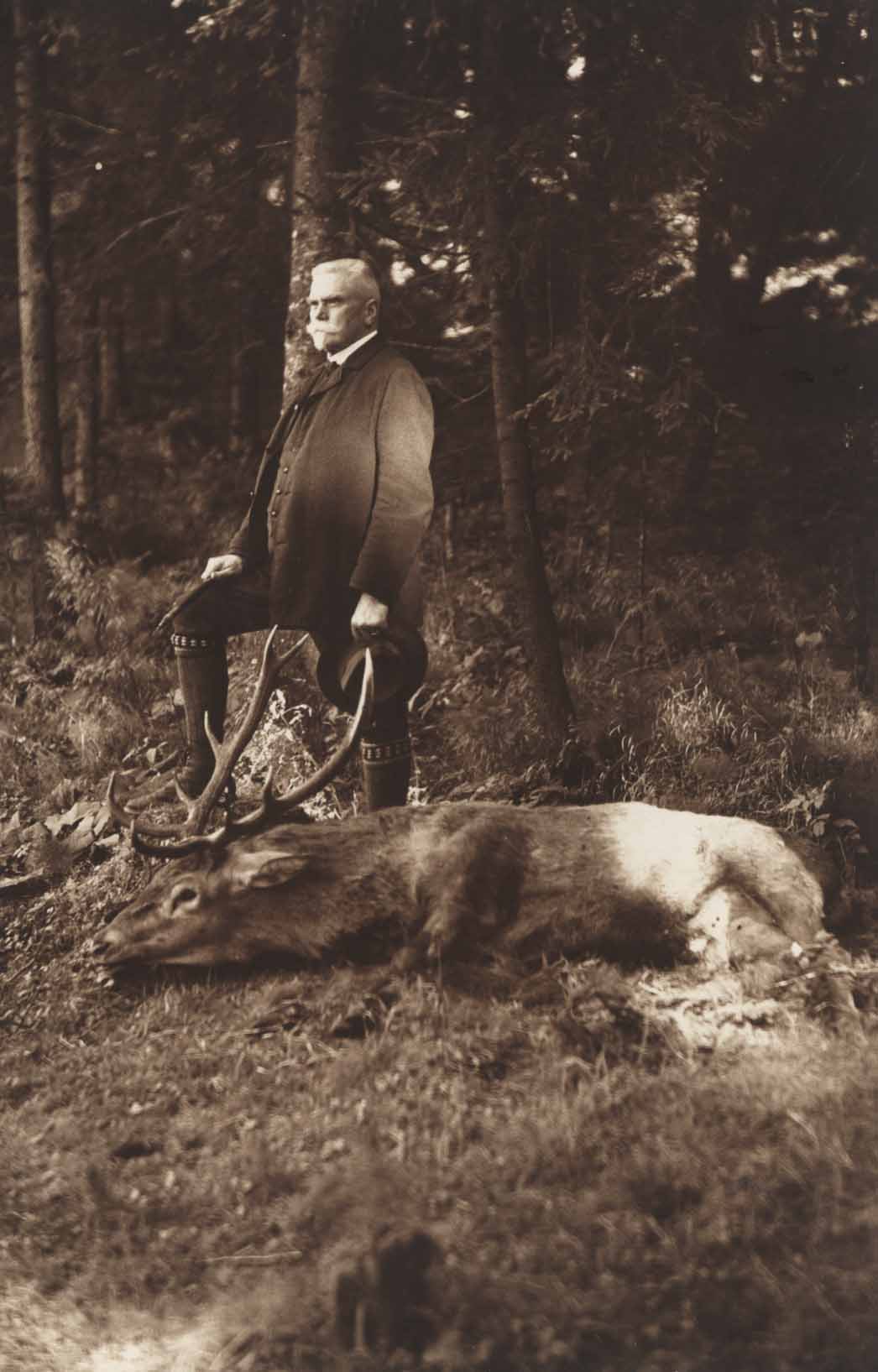 Náhledový obrázek Karel Kramář se skoleným jelenem - 1