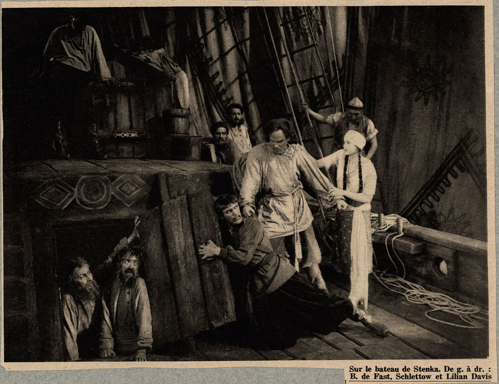 Náhledový obrázek Na Stěnkově lodi. Hrají: B. de Fast, Schlettow a Lilian Davis. (Záběr z filmu Wolga Wolga, 1928) - 1