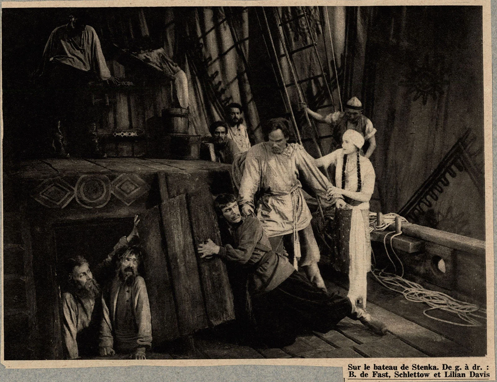 Náhledový obrázek předmětu Na Stěnkově lodi. Hrají: B. de Fast, Schlettow a Lilian Davis. (Záběr z filmu Wolga Wolga, 1928)